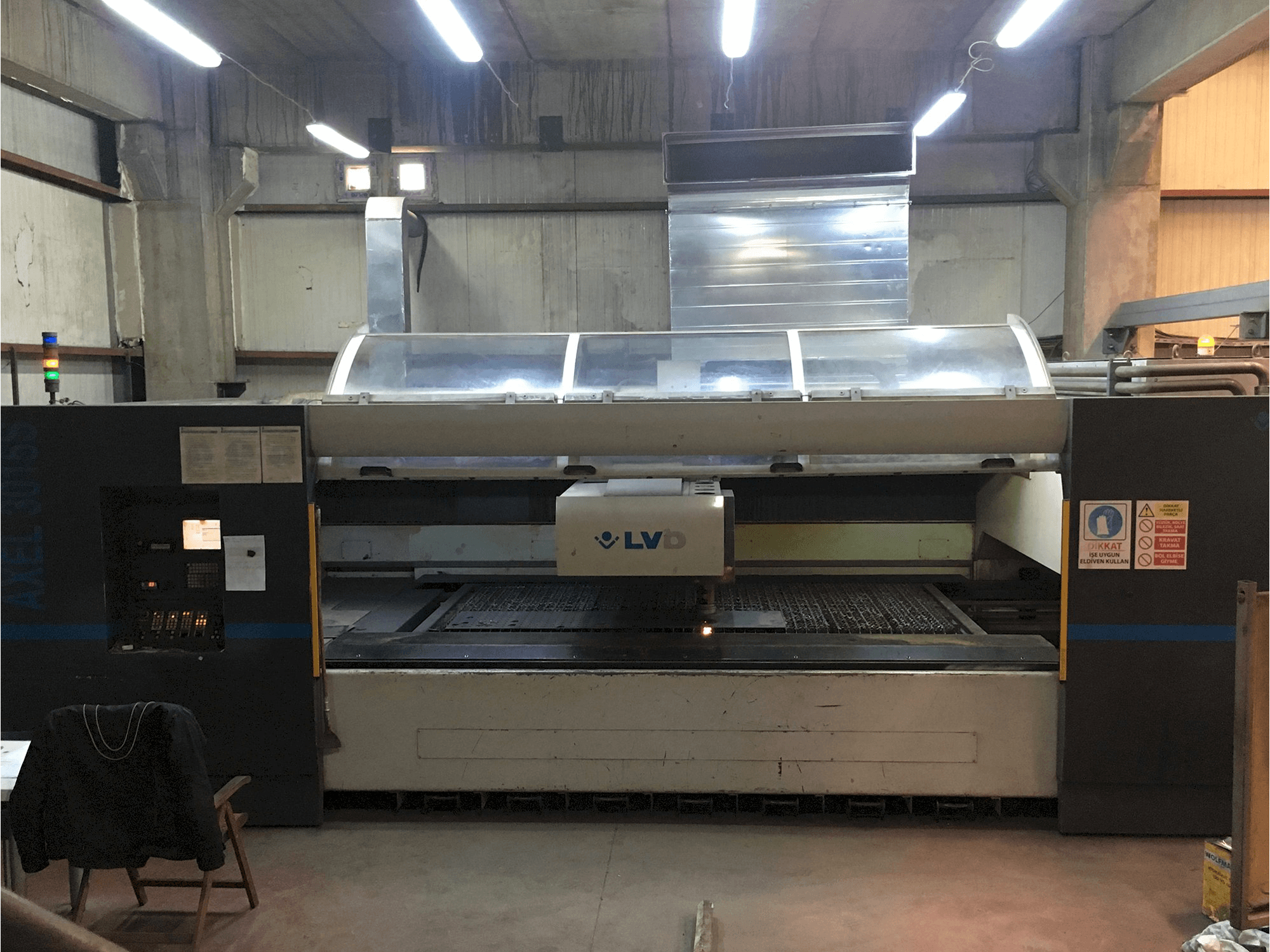 Vooraanzicht van LVD AXEL 3015 S machine