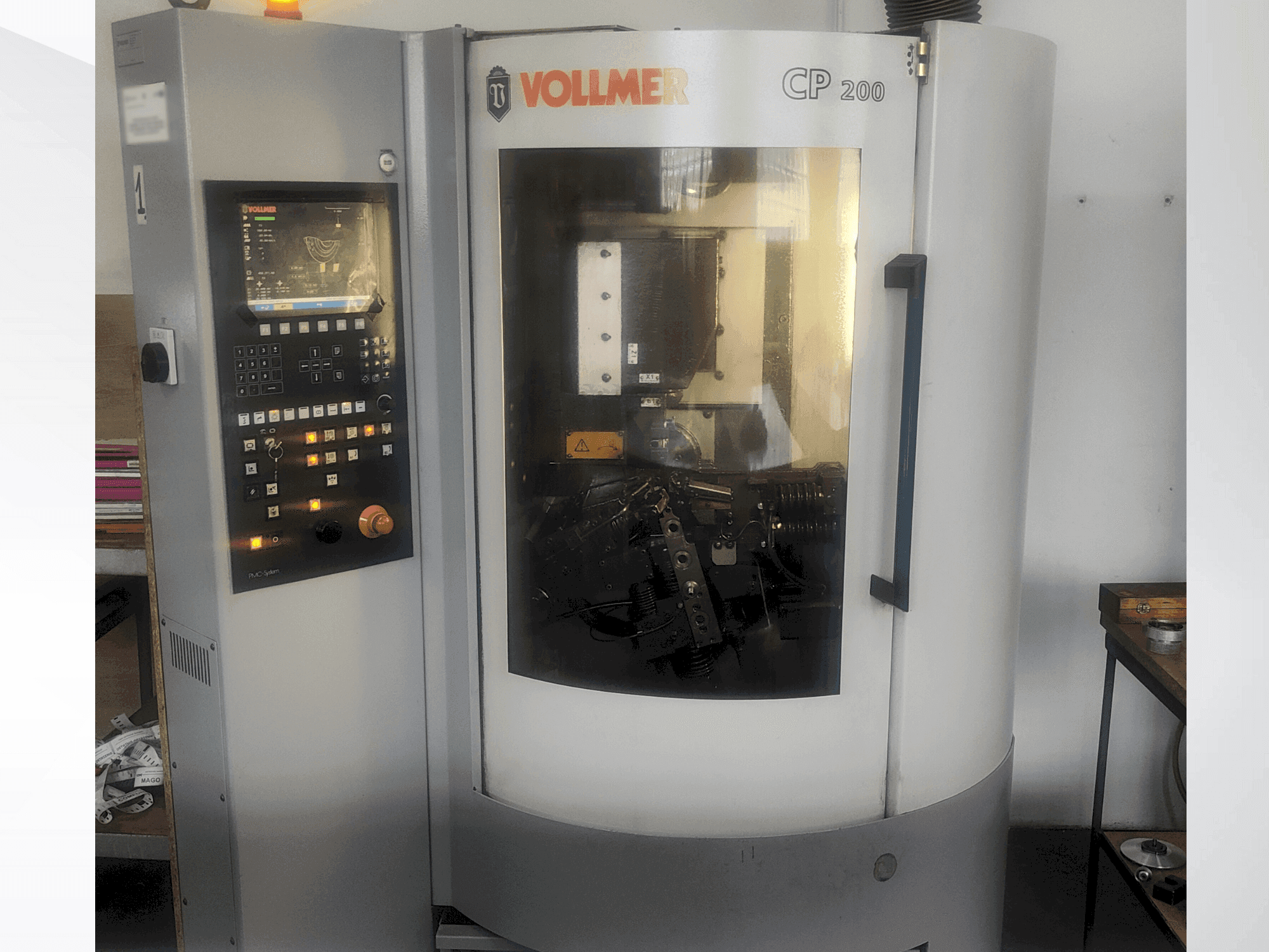 Vooraanzicht van VOLLMER CP 200 machine