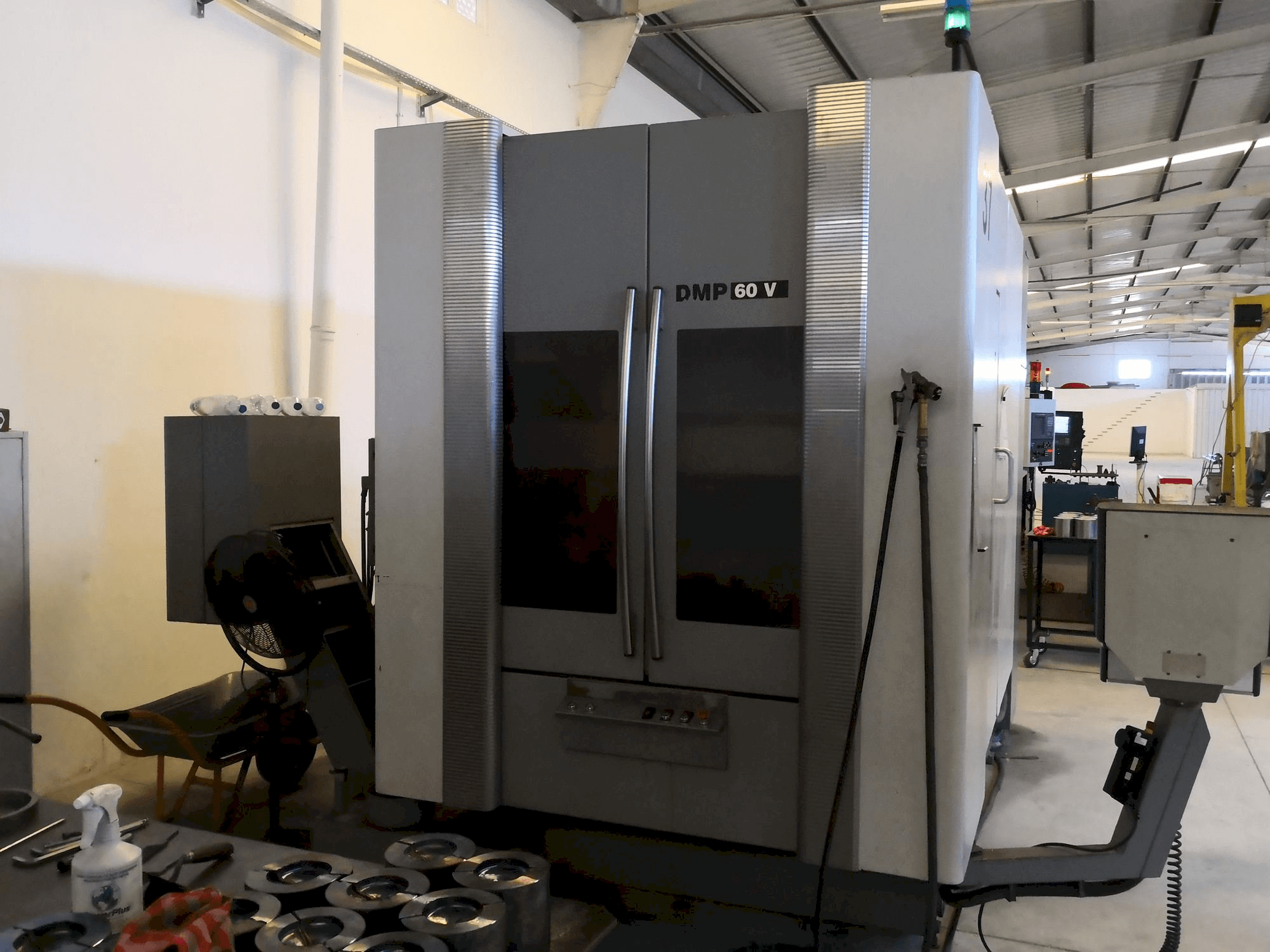 Vooraanzicht van DECKEL MAHO DMP 60V machine