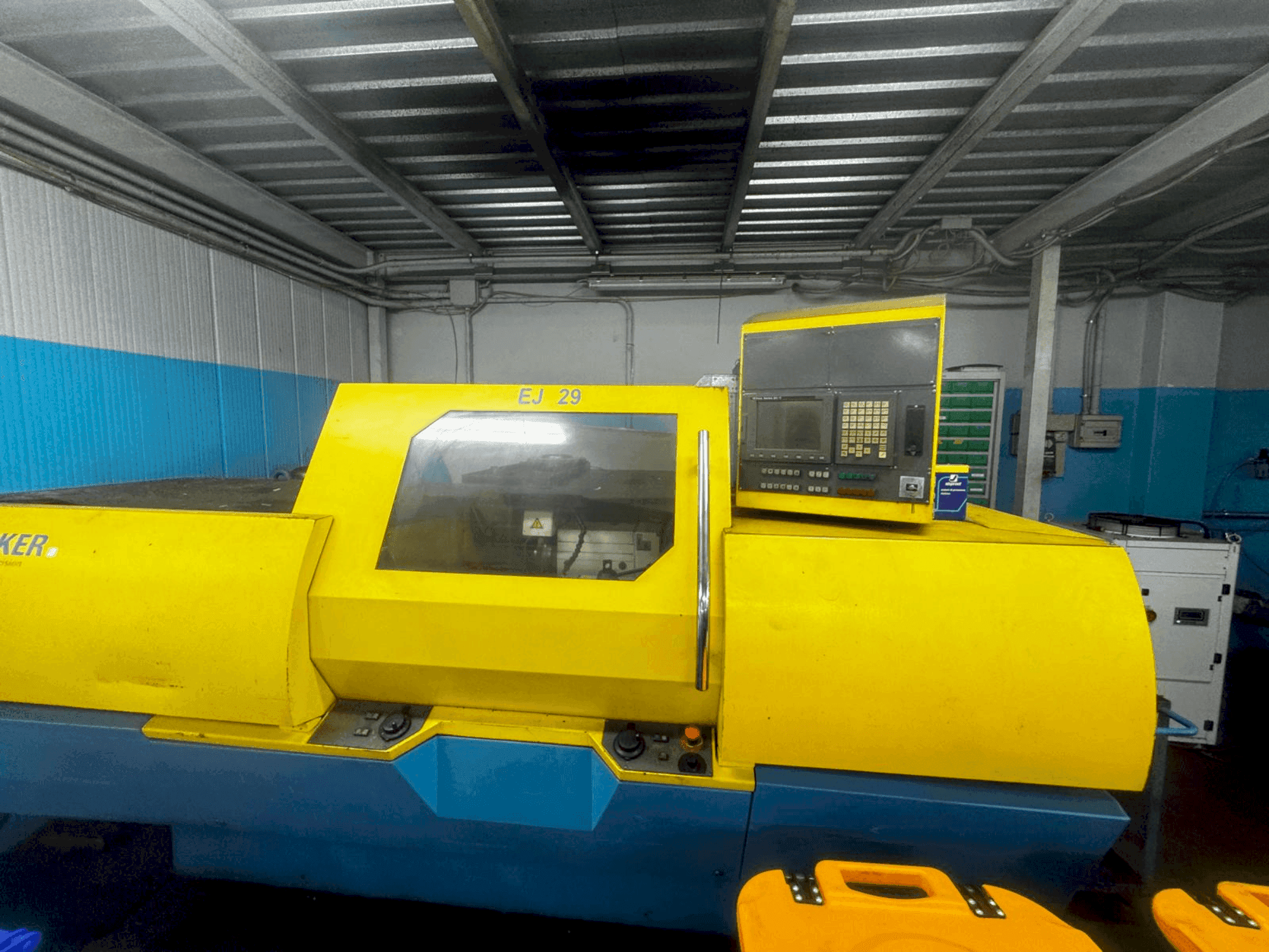 Vooraanzicht van JUNKER EJ 29 CNC machine