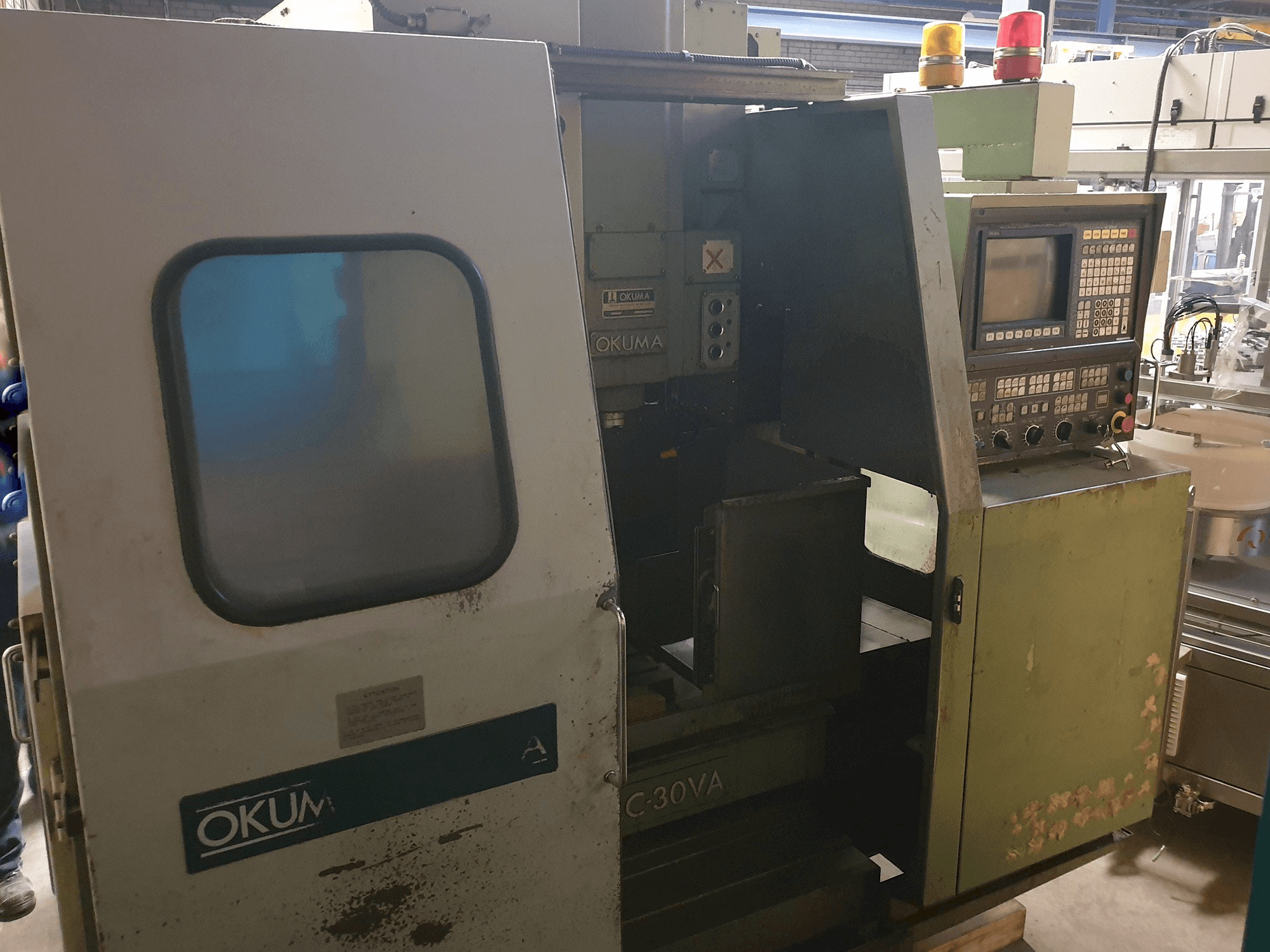 Links zicht van Okuma MC-30VA machine