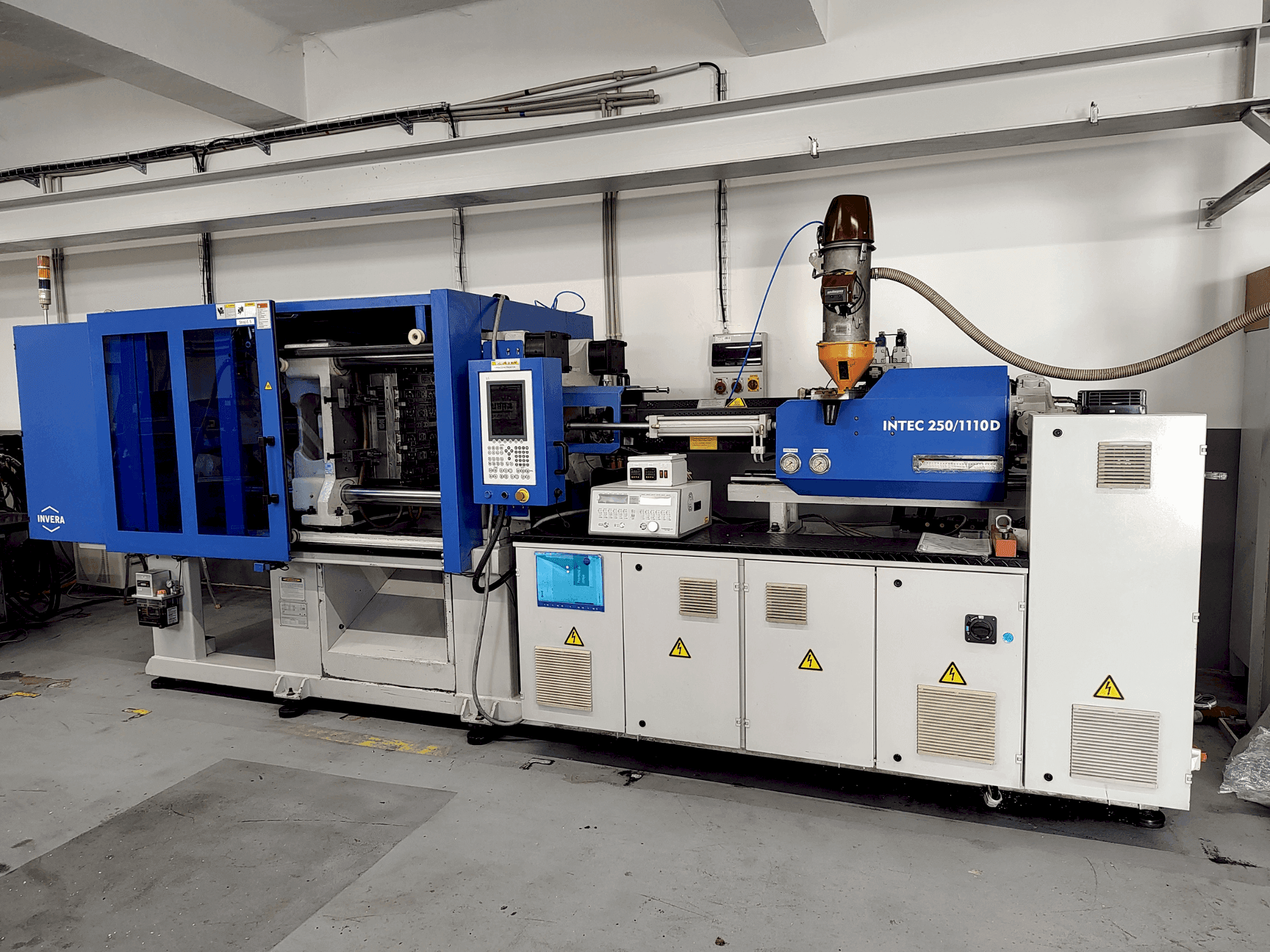 Vooraanzicht van INVERA Intec 250/1110 machine