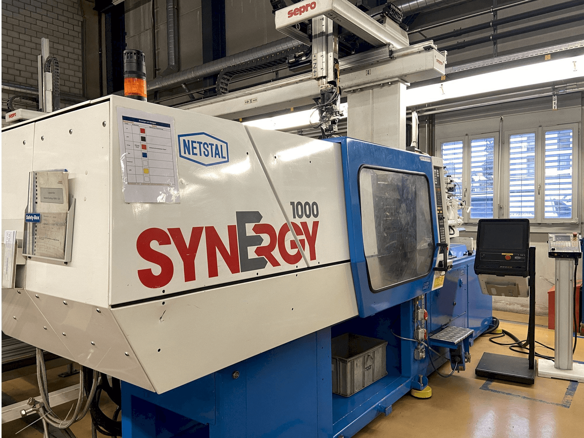 Vooraanzicht van Netstal SYNERGY 1000-230 machine