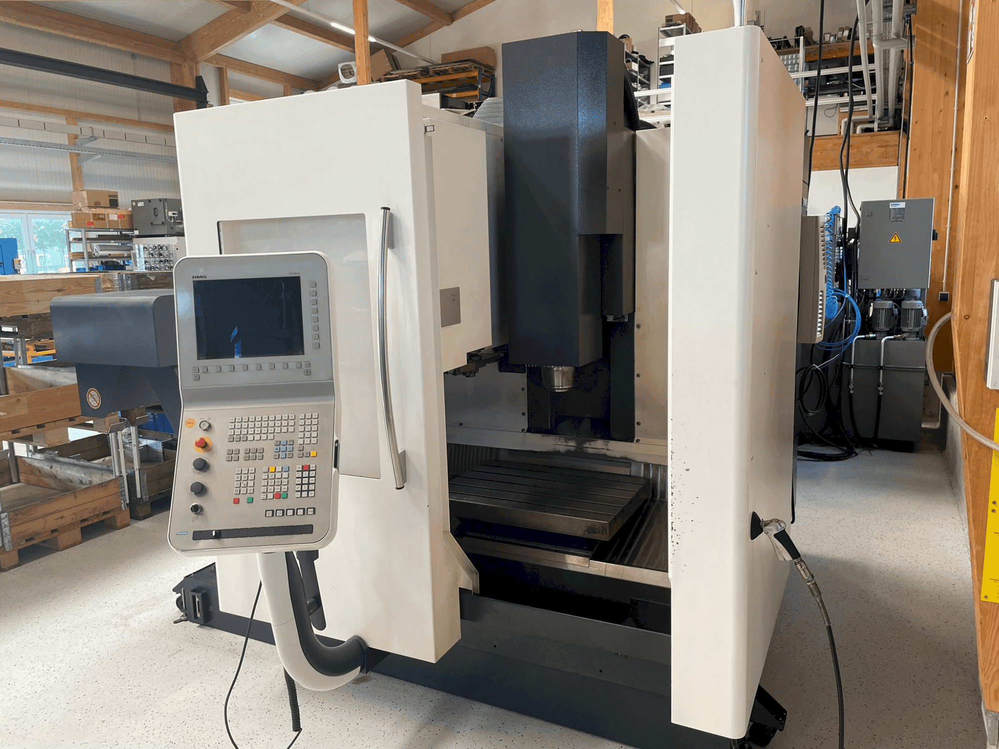 Vooraanzicht van DMG DMC 635 V eco machine