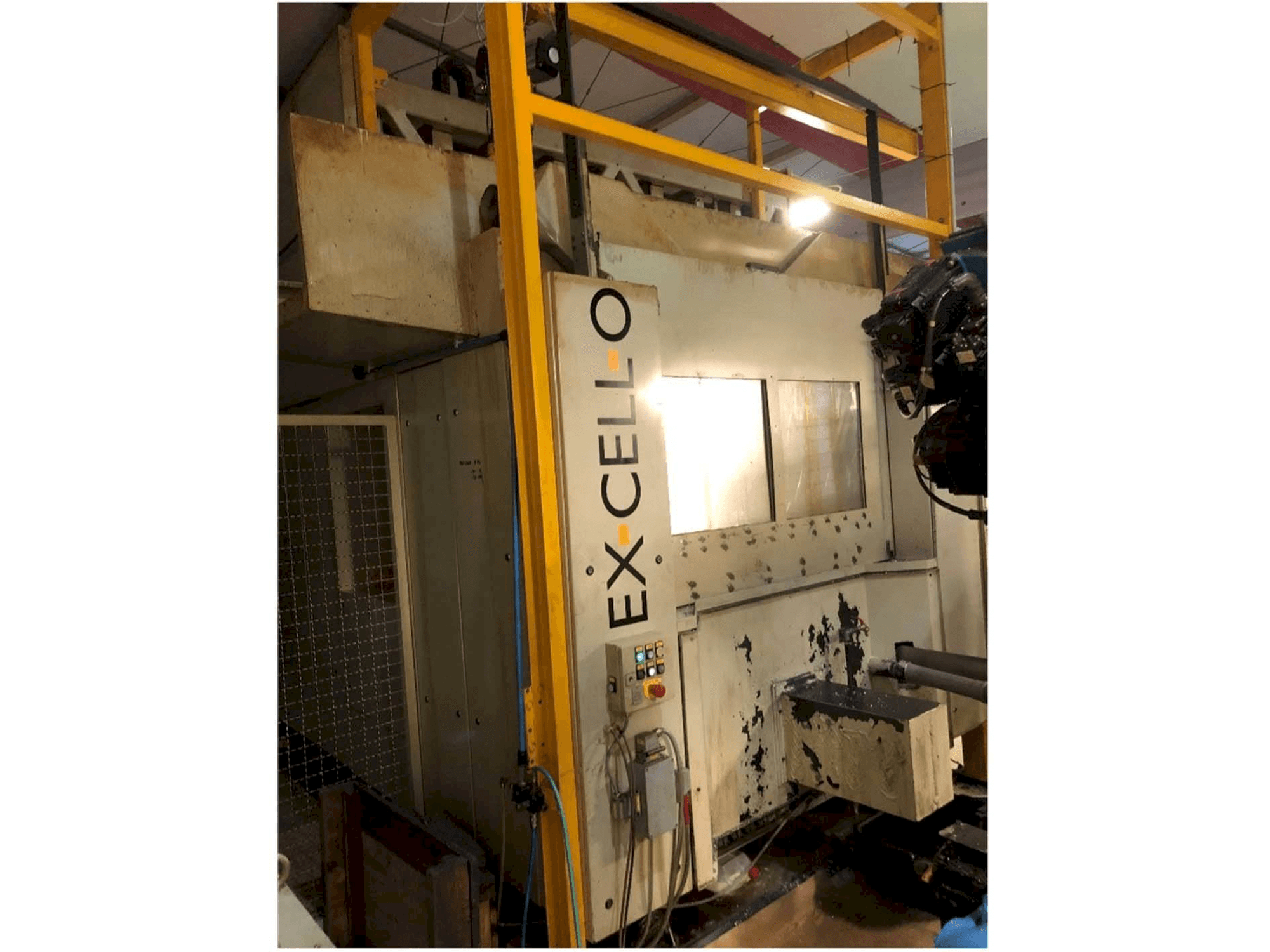 Vooraanzicht van EXCELLO XHC 242 machine