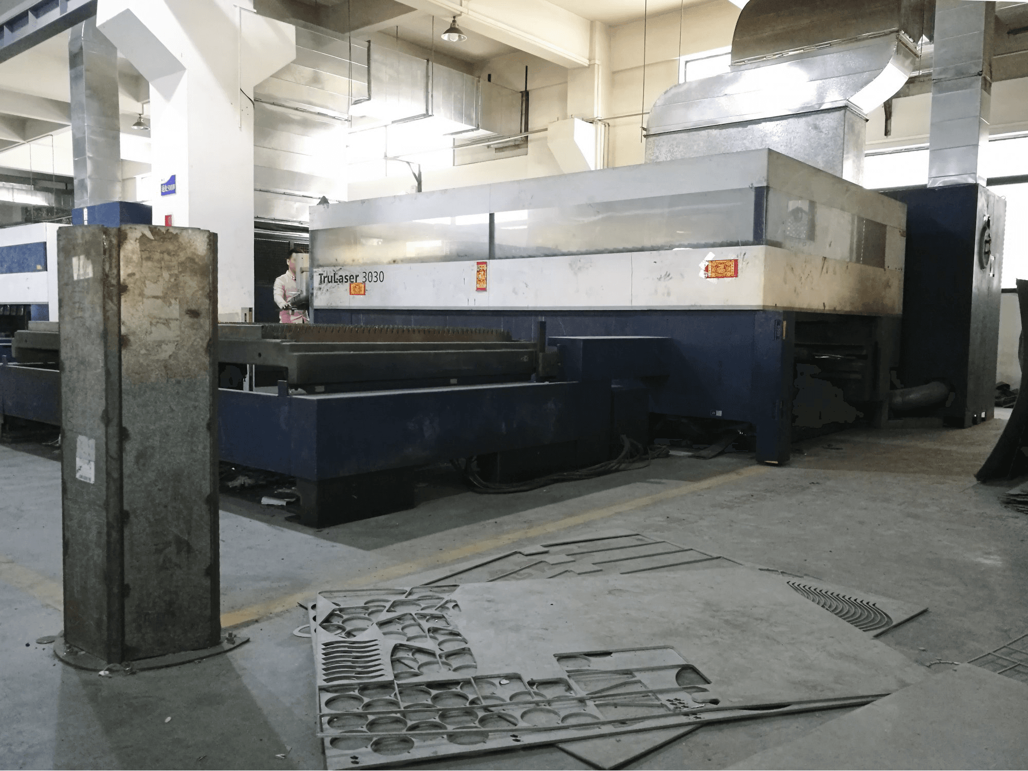 Links zicht van Trumpf TruLaser 3030 machine