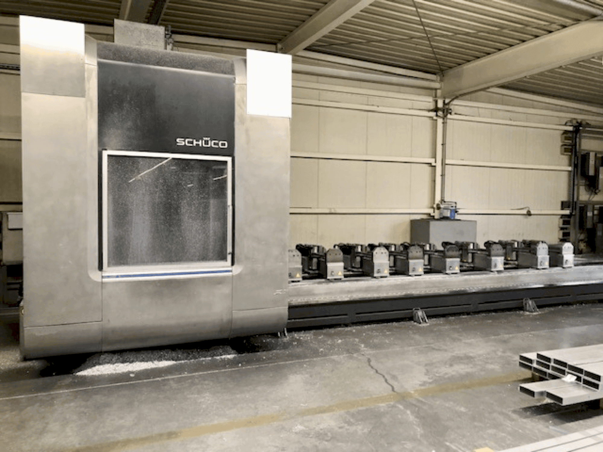 Vooraanzicht van SCHÜCO MFM DC 500 machine