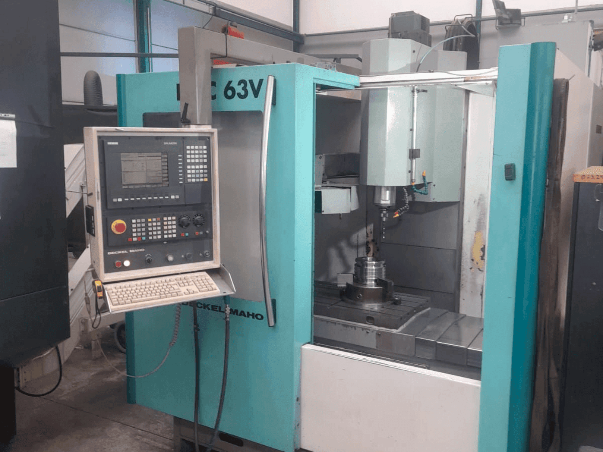 Vooraanzicht van DECKEL DMC-63V machine