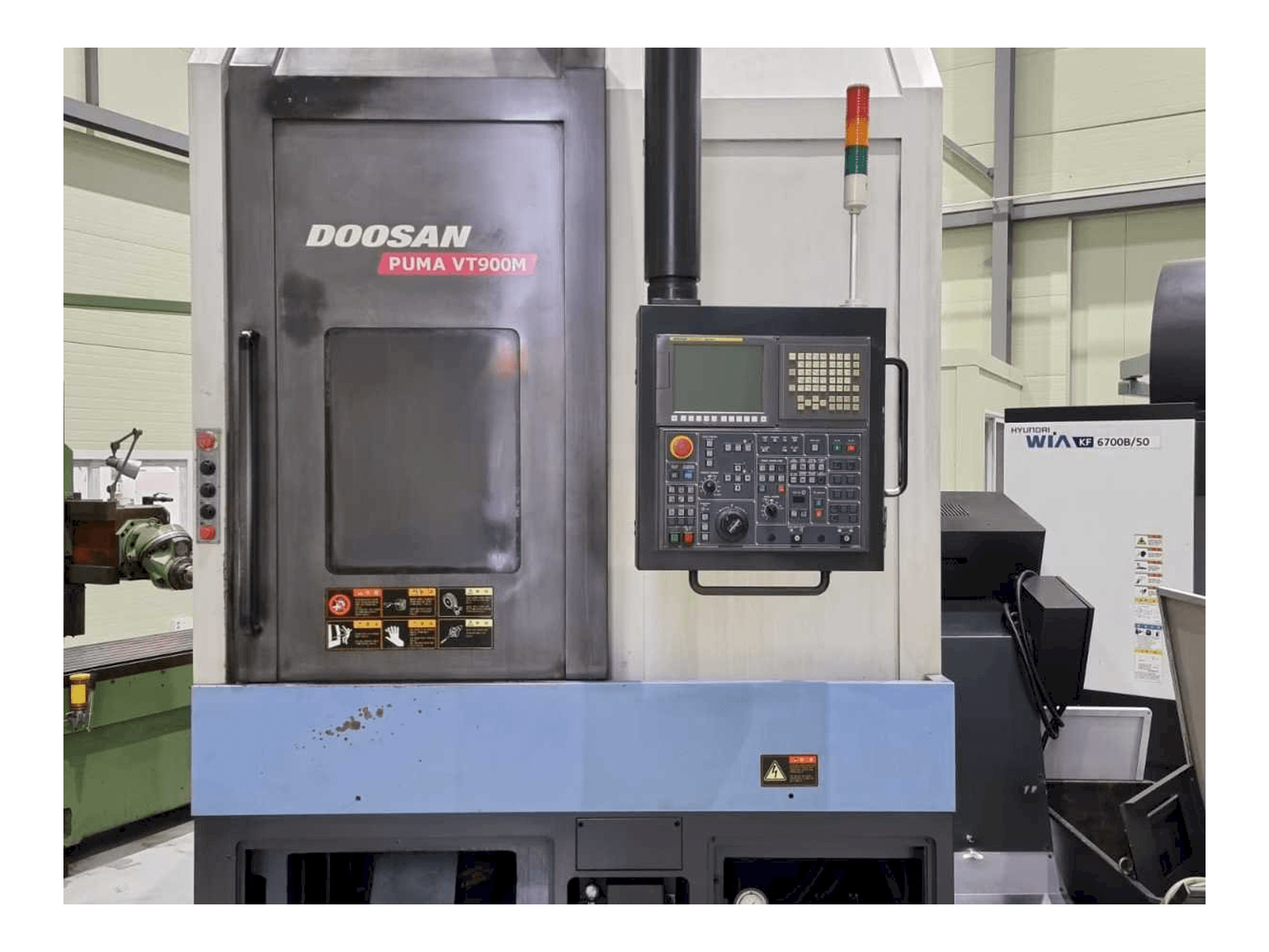 Vooraanzicht van Doosan PUMA VT900M machine