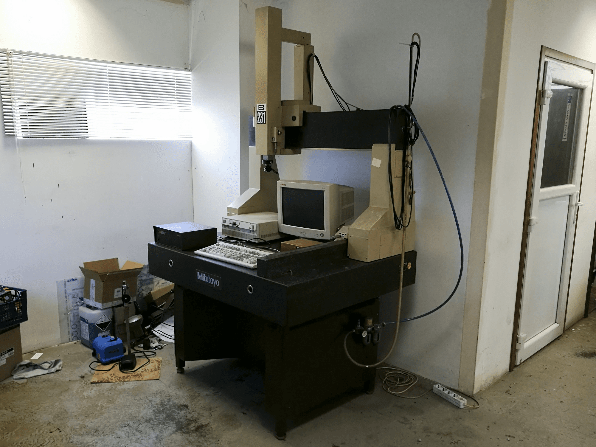 Recht aanzicht van Mitutoyo B-231 machine