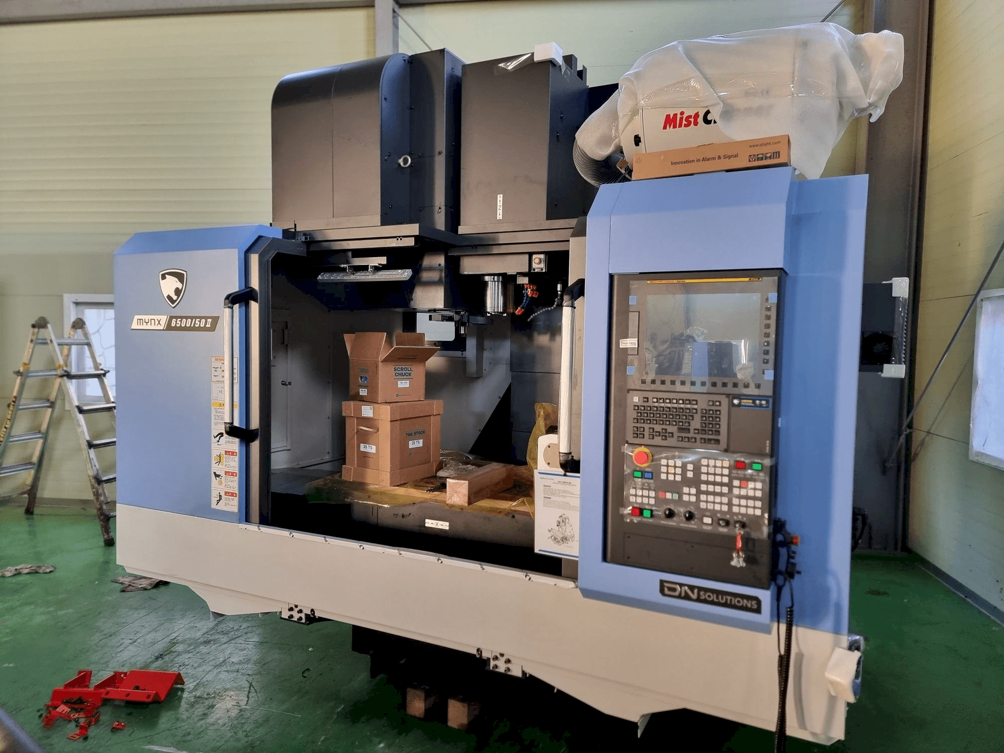 Vooraanzicht van DN SOLUTIONS MYNX 6500/50 machine