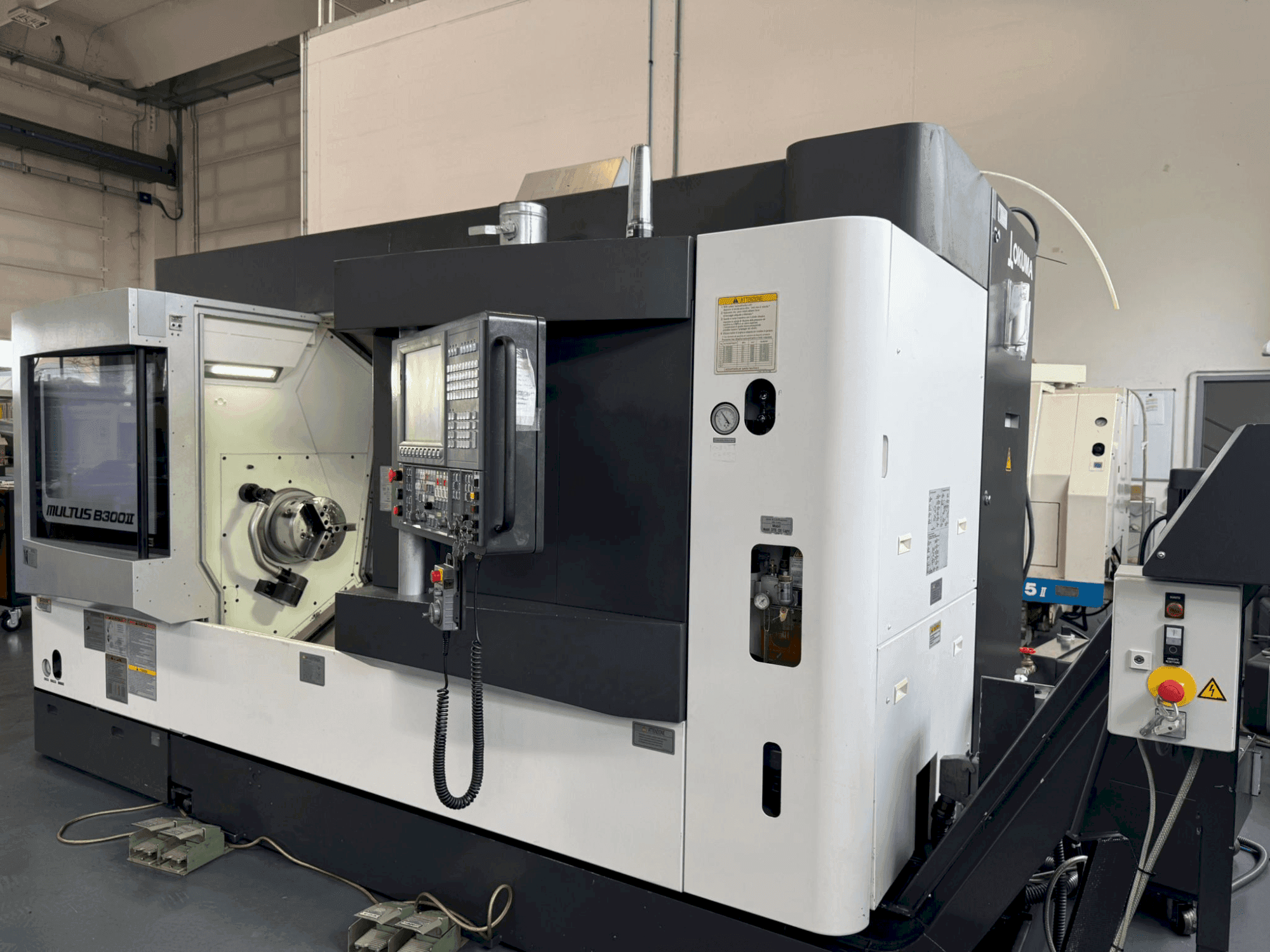 Vooraanzicht van Okuma MULTUS B300II machine
