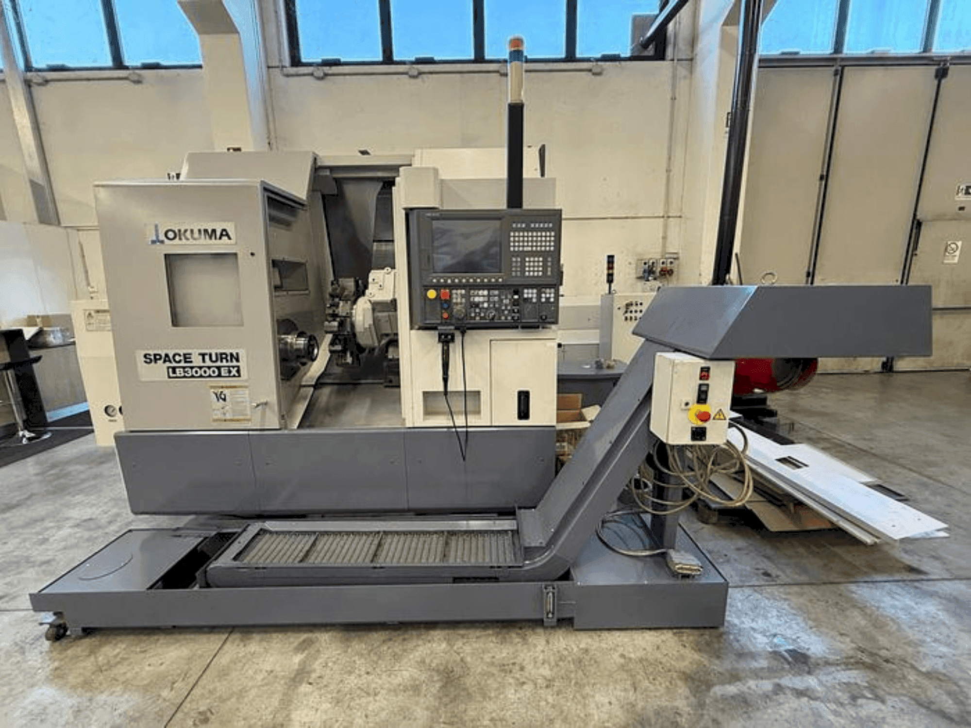 Vooraanzicht van Okuma LB 3000 EX MYT machine