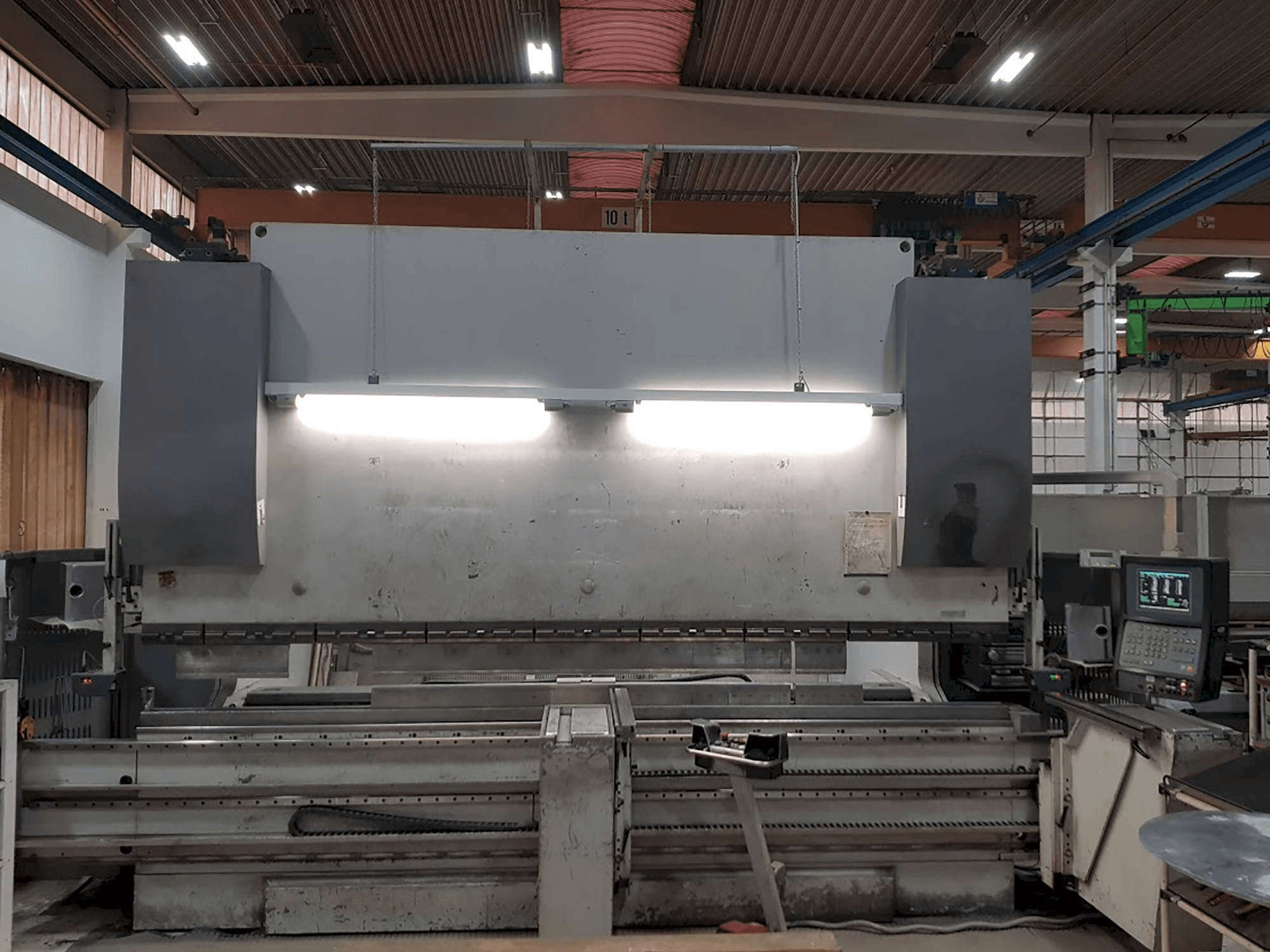 Vooraanzicht van EHT Multipress 300-40 machine