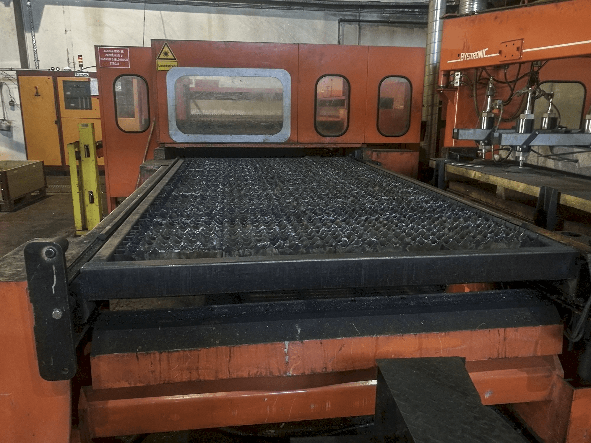 Vooraanzicht van Bystronic Bystar 3015 machine