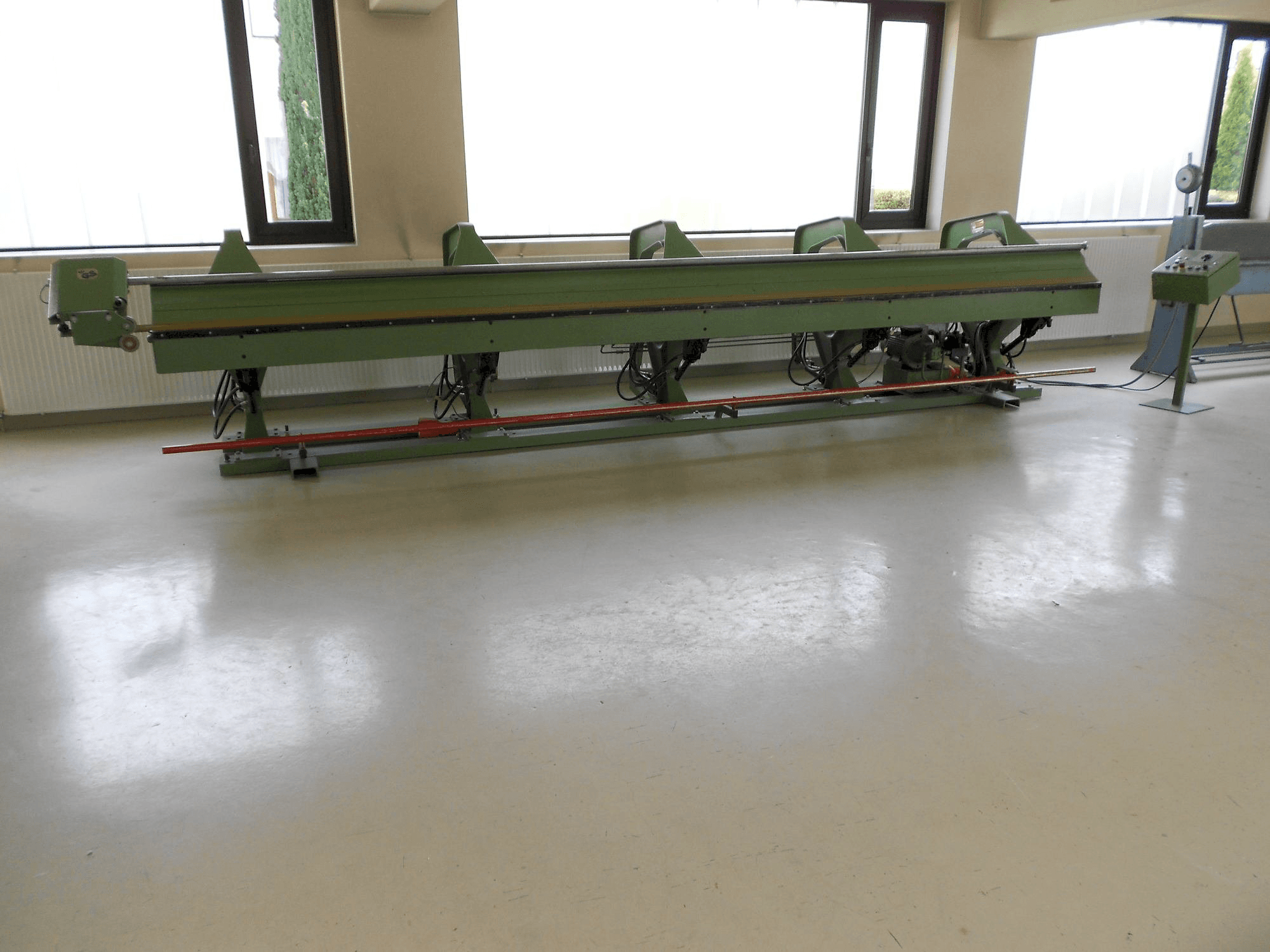 Vooraanzicht van Biegmeister BMTH 6.125 machine