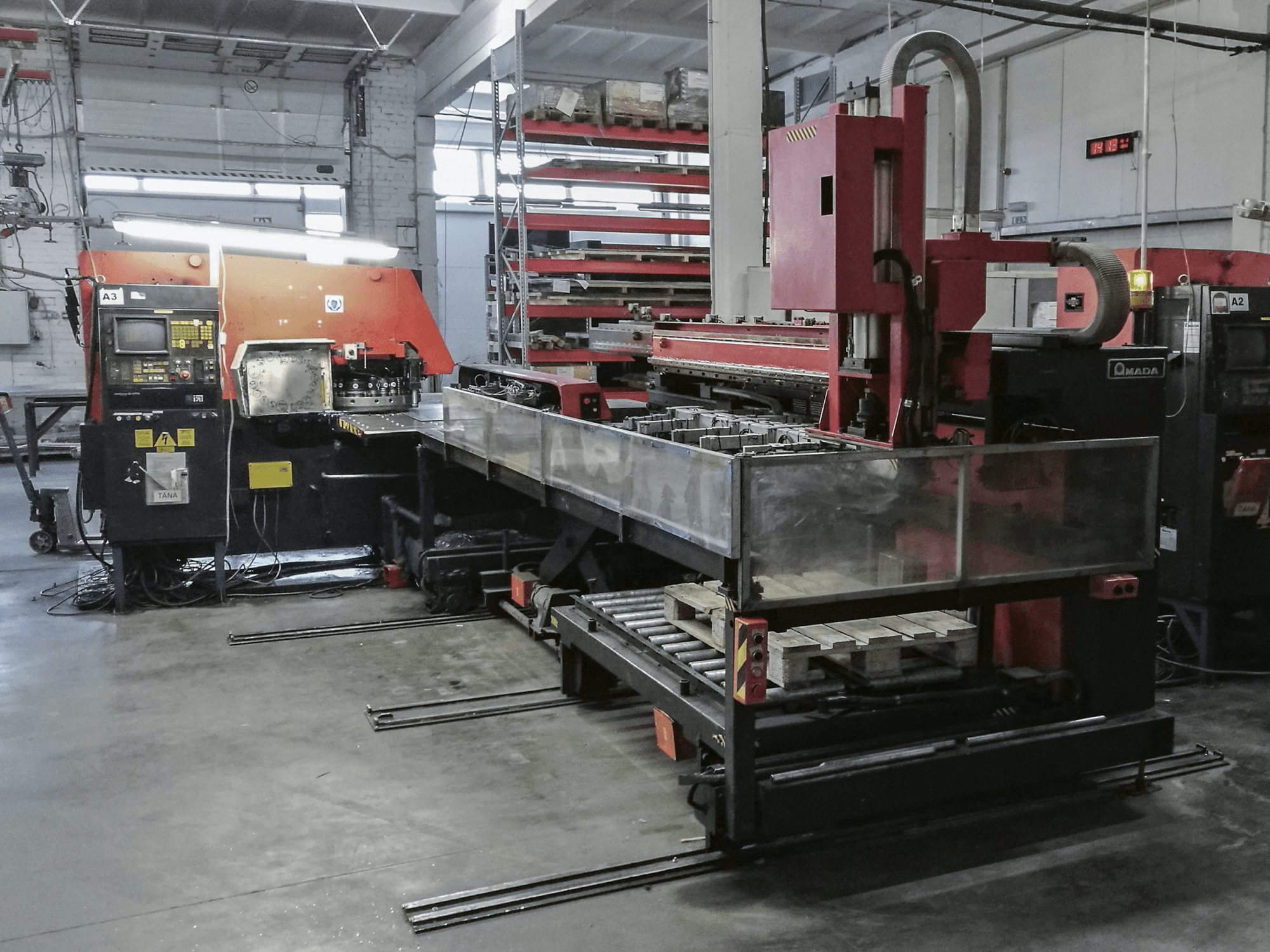 Links zicht 1 van AMADA ARIES 245 machine