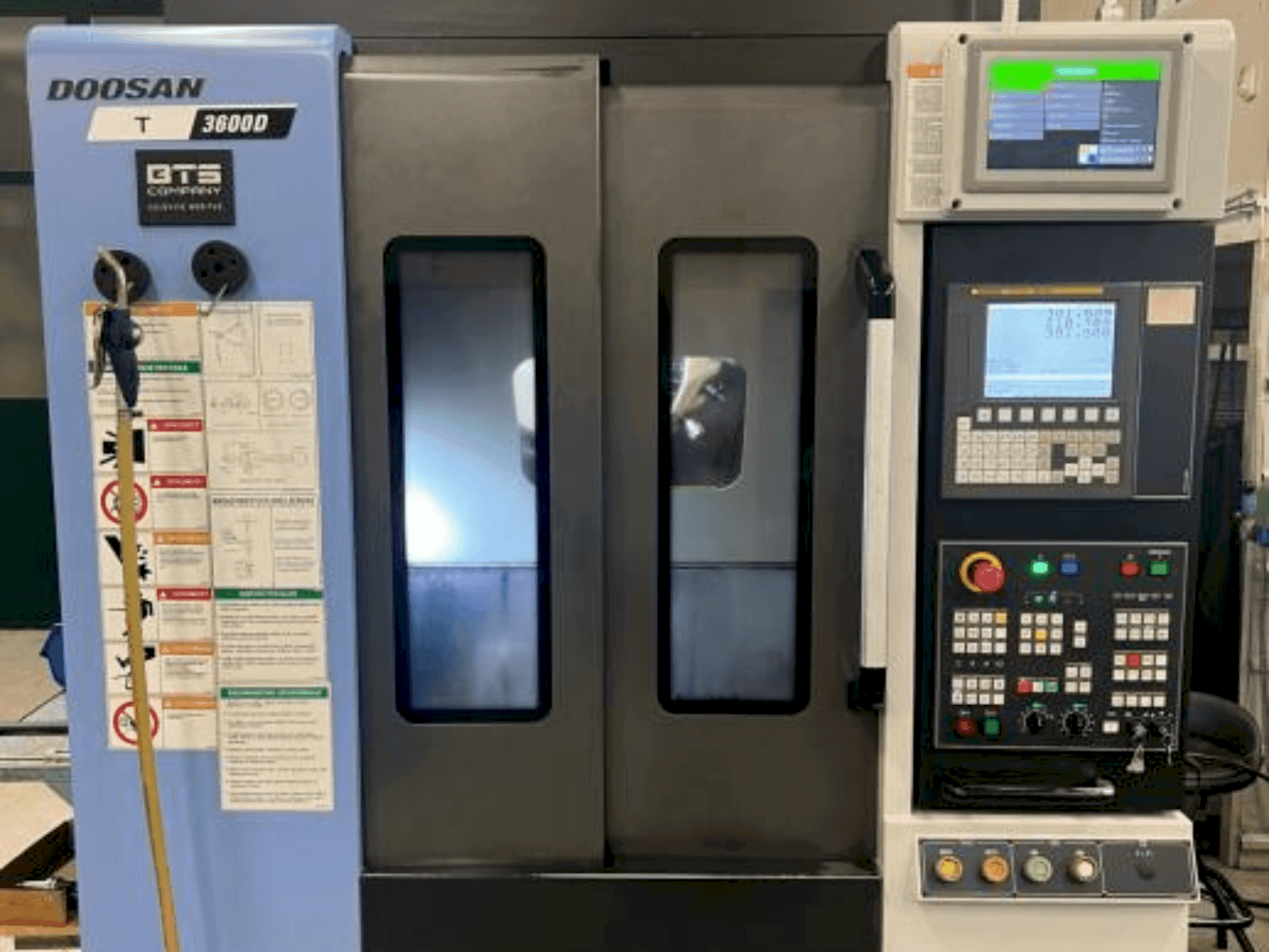 Vooraanzicht van DOOSAN T3600 D machine