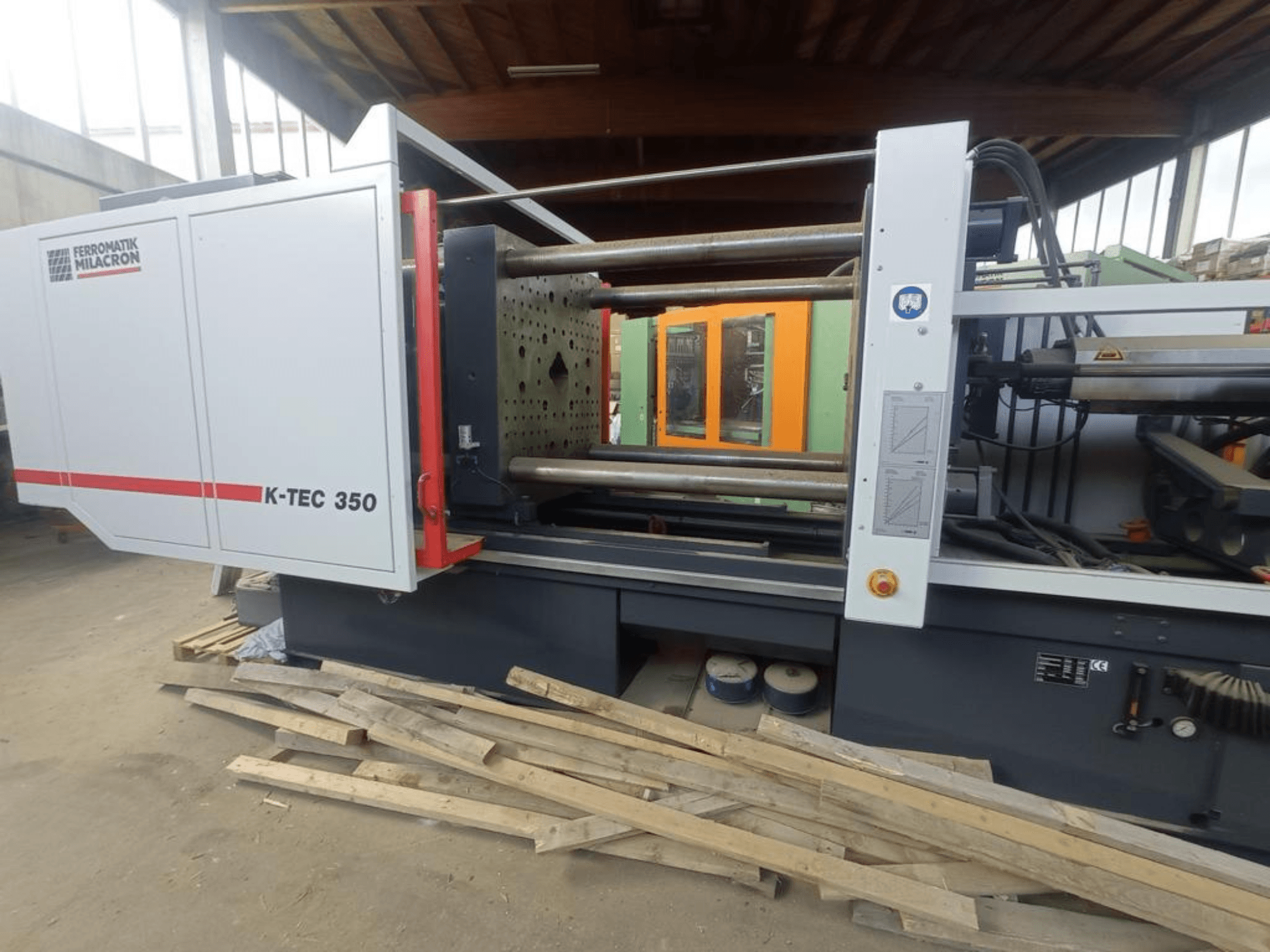 De fiberlasersnijmachine Prima Power Laser Genius+ 1530, gezien vanaf de zijkant, met gedetailleerde onderdelen en bedieningselementen.