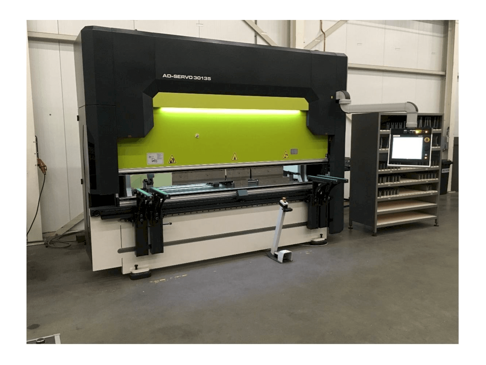 Vooraanzicht van Durma AD-S 30135 Servo machine