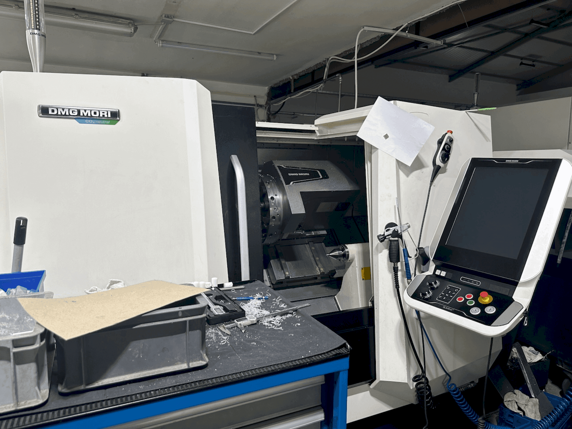 Vooraanzicht van DMG MORI CLX 350 V4 machine