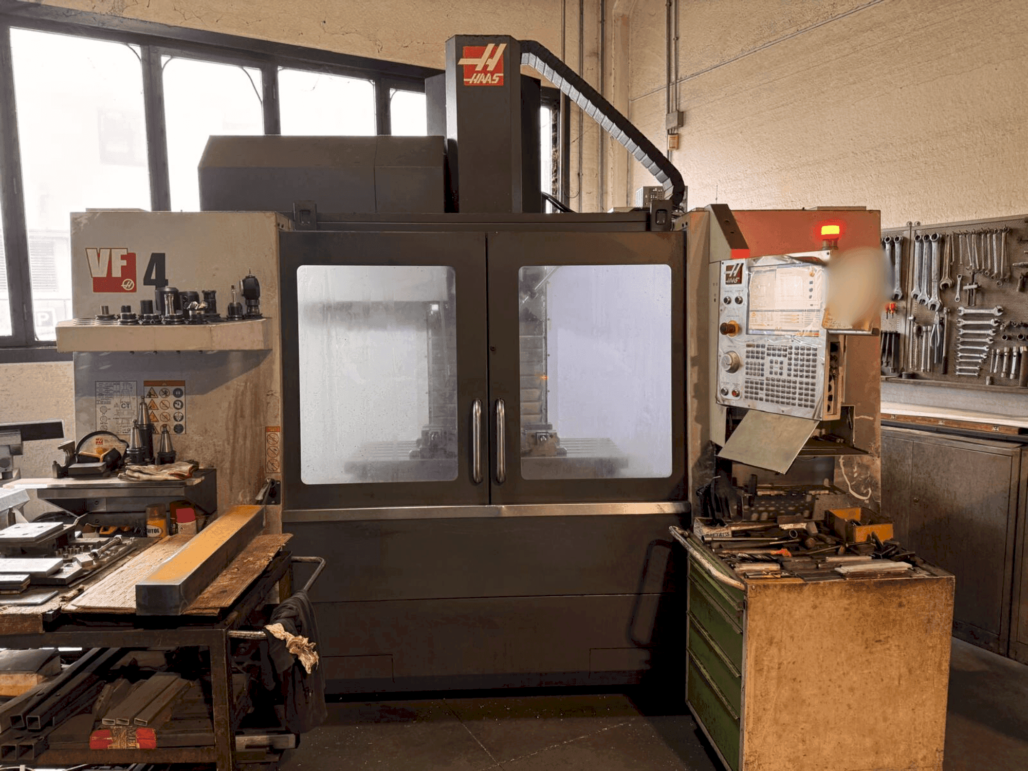 Vooraanzicht van HAAS VF4 machine