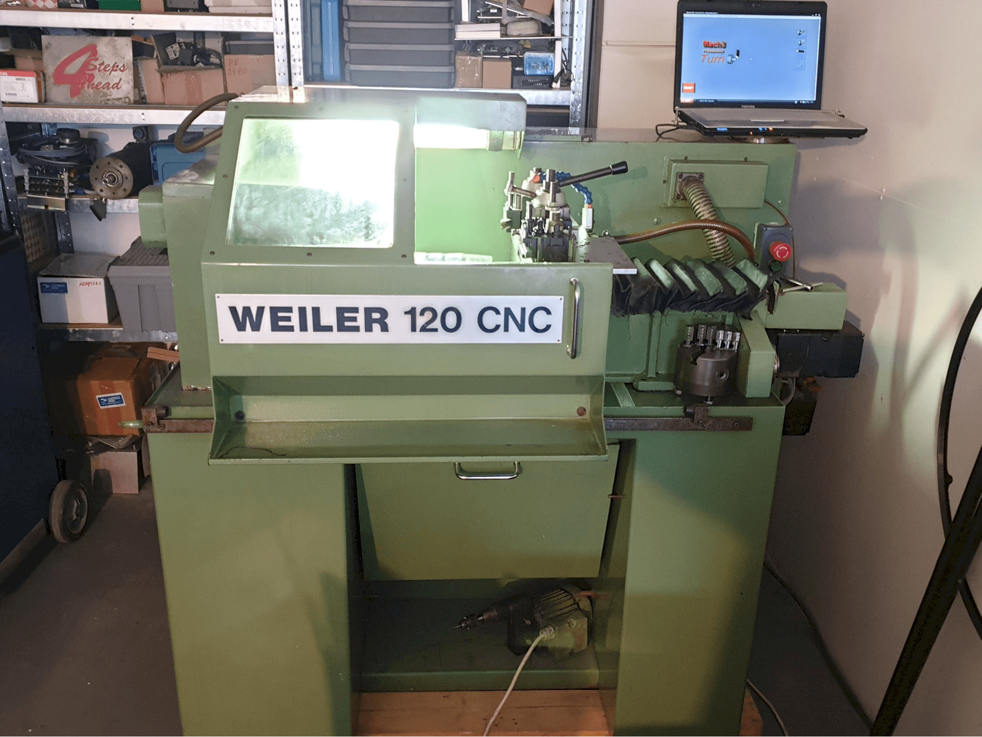 Vooraanzicht van Weiler 120 CNC machine