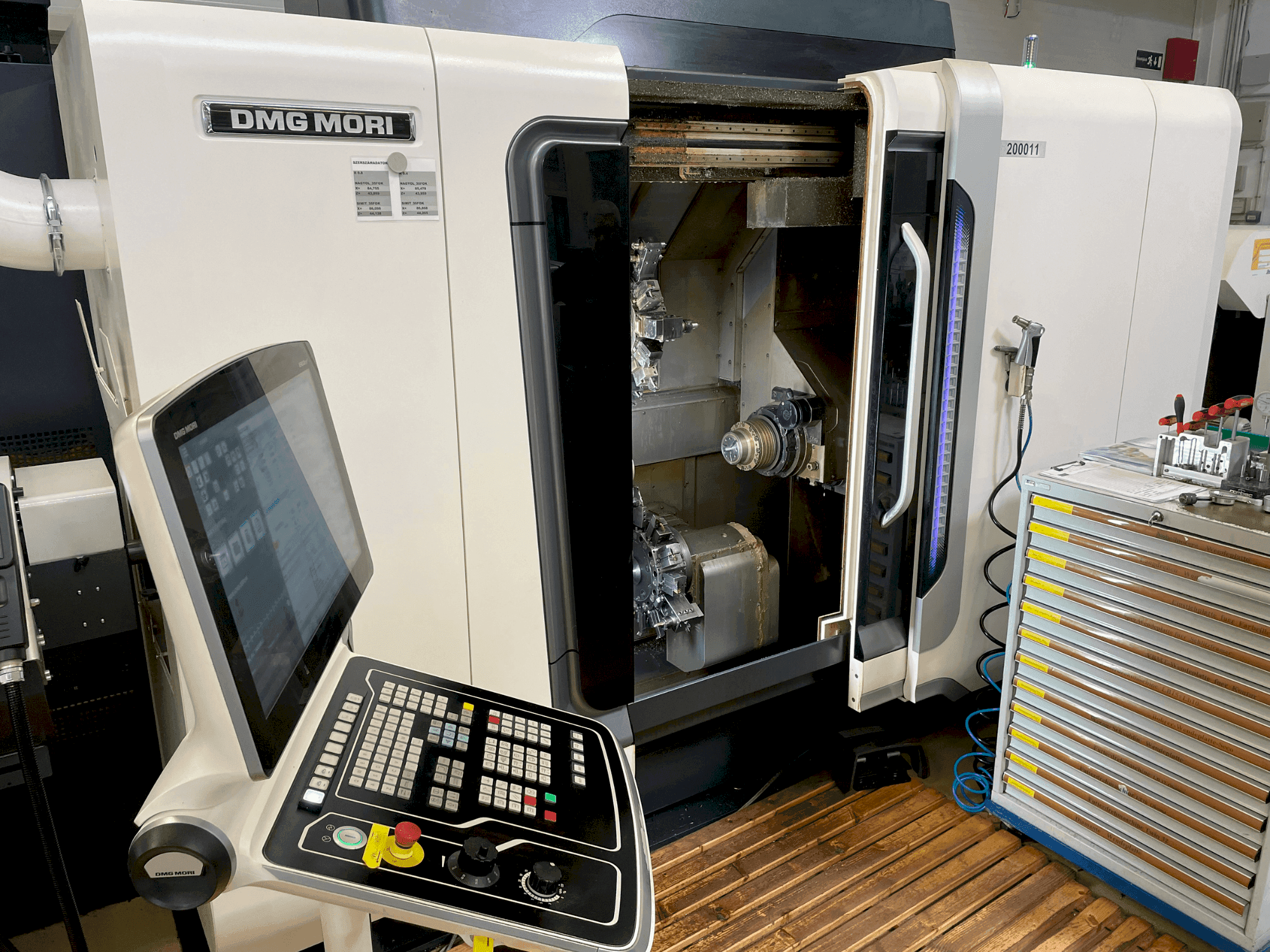 Links zicht van DMG MORI Sprint 50 2T machine