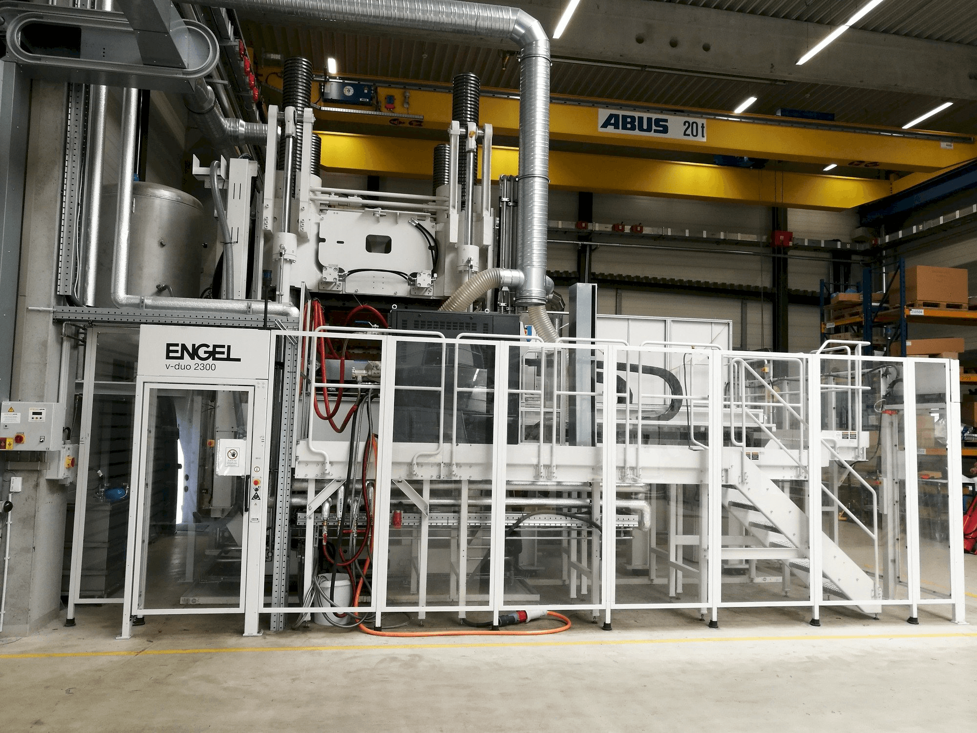 Vooraanzicht van ENGEL V-Duo 2300 machine