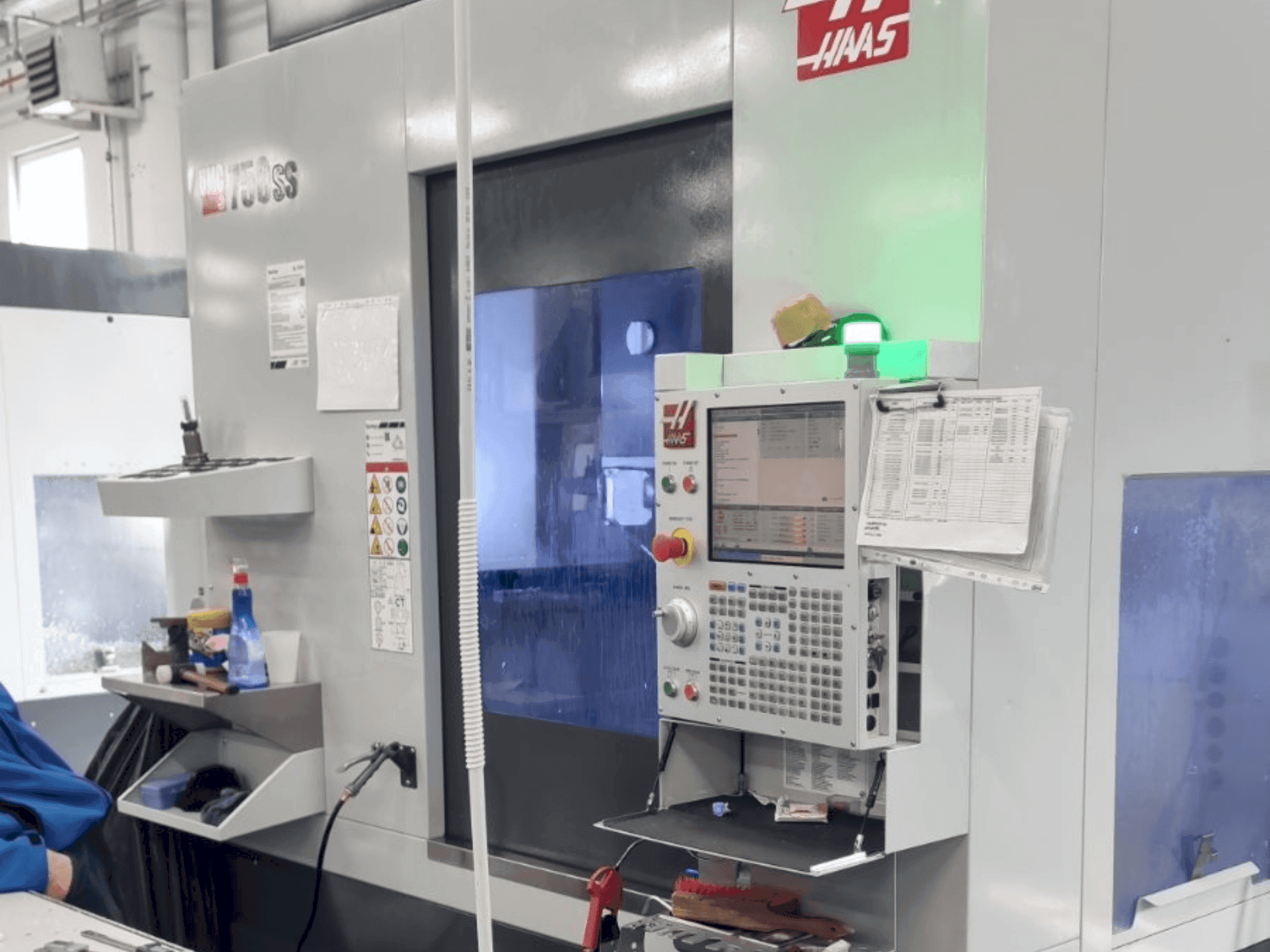Vooraanzicht van HAAS UMC-750SS machine