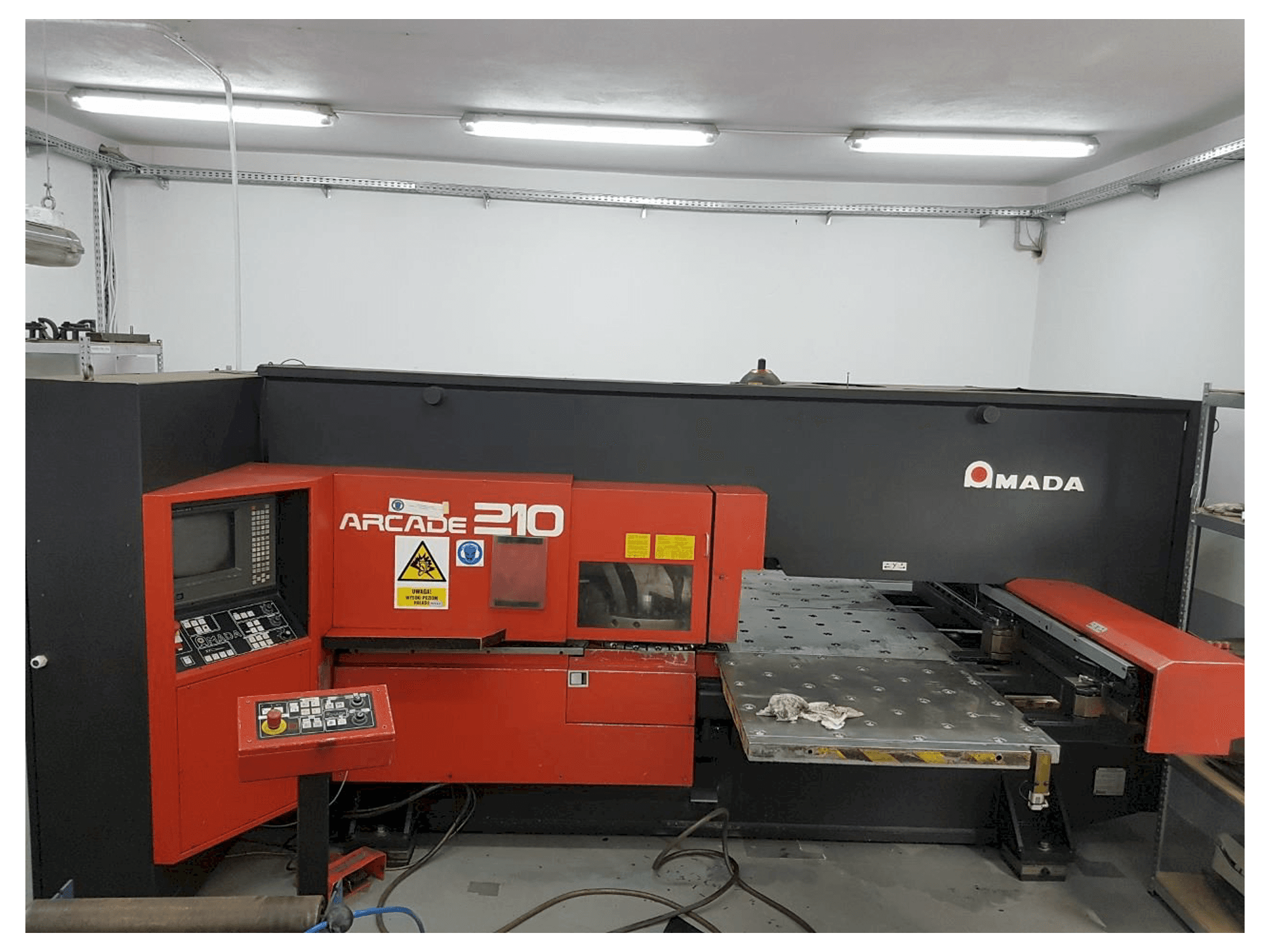 Vooraanzicht van AMADA ARCADE 210 machine