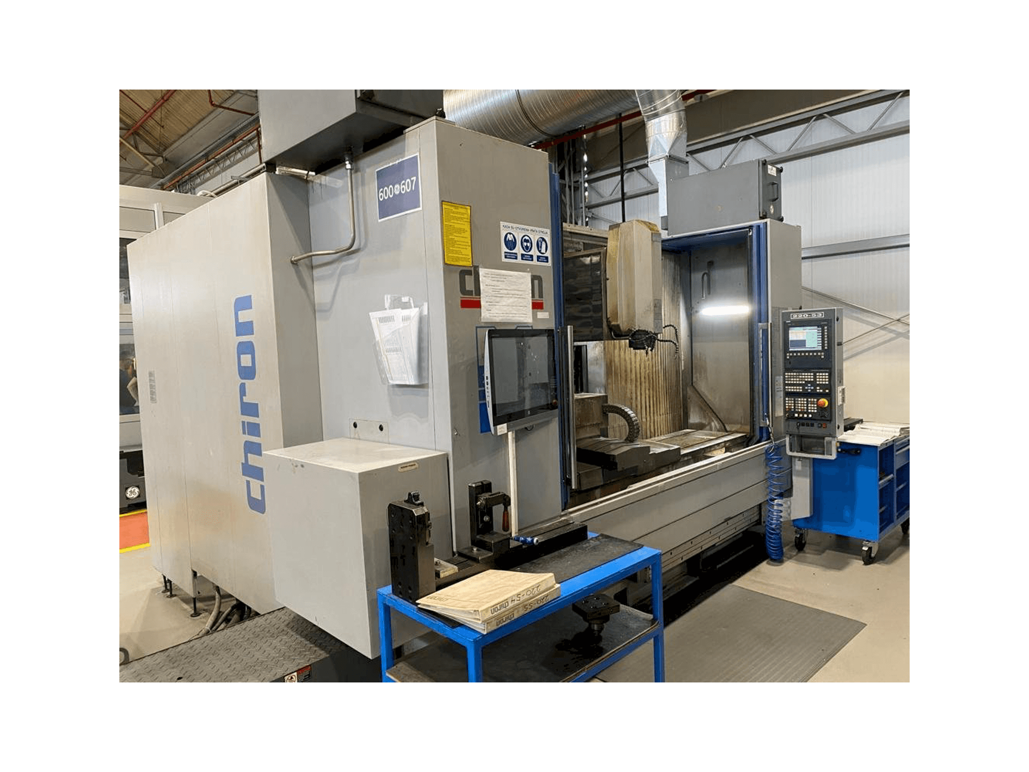 Vooraanzicht van CHIRON MILL 2000 machine