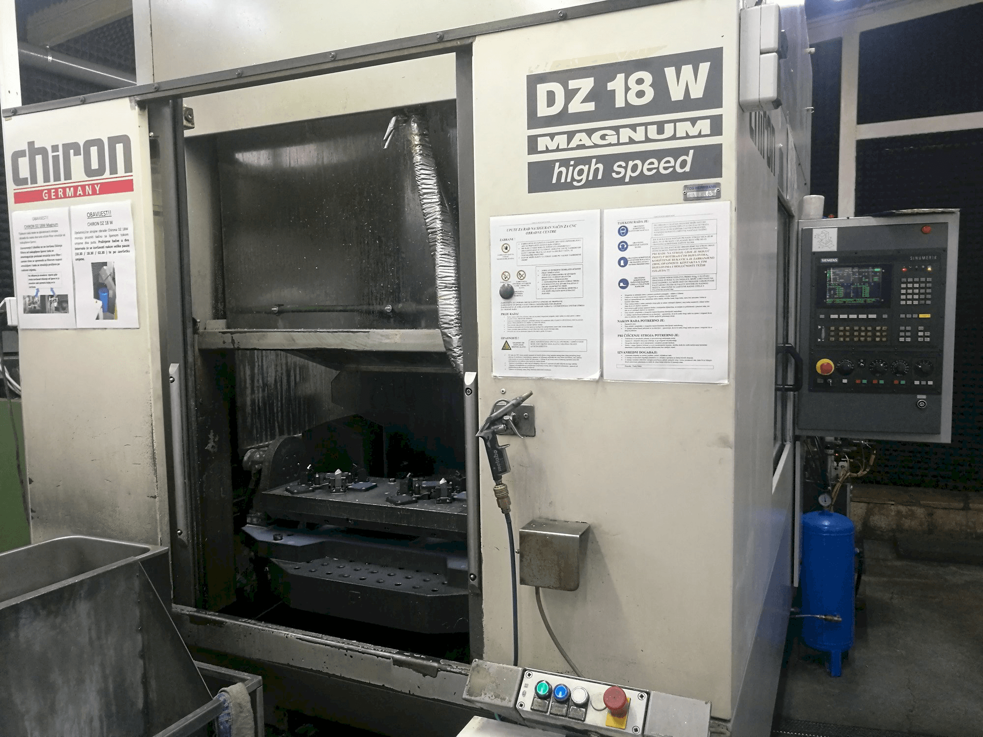 Vooraanzicht van CHIRON DZ 18 W machine