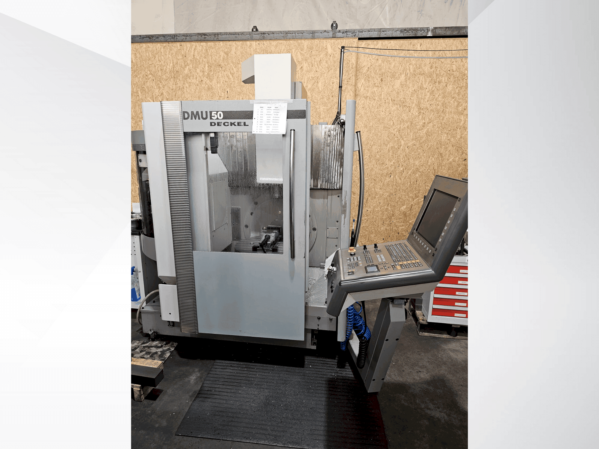 Vooraanzicht van DMG DECKEL MAHO DMU 50 machine