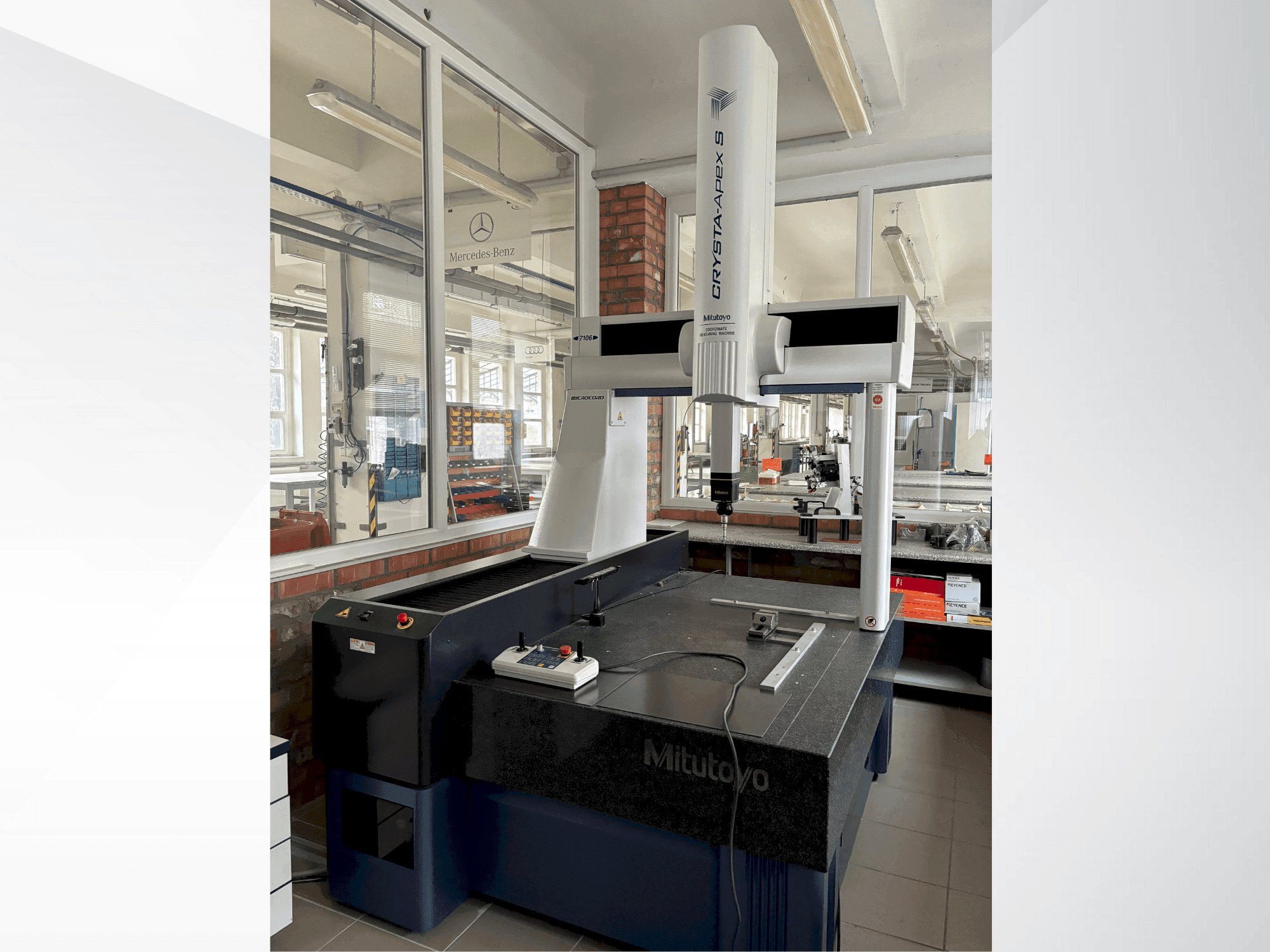 Vooraanzicht van Mitutoyo CRYSTA-Apex S7106 machine