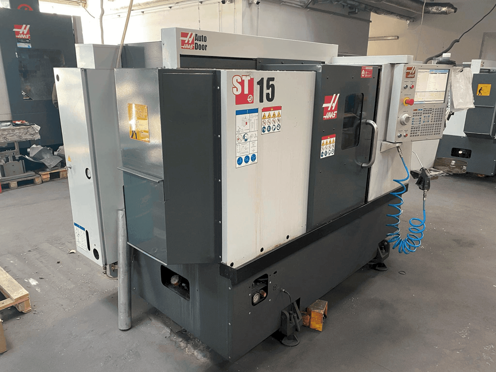 Vooraanzicht van HAAS ST-15 machine
