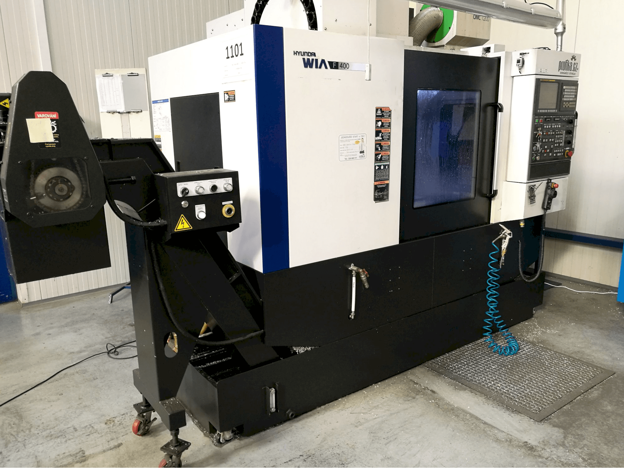 Links zicht van Hyundai Wia F400 machine