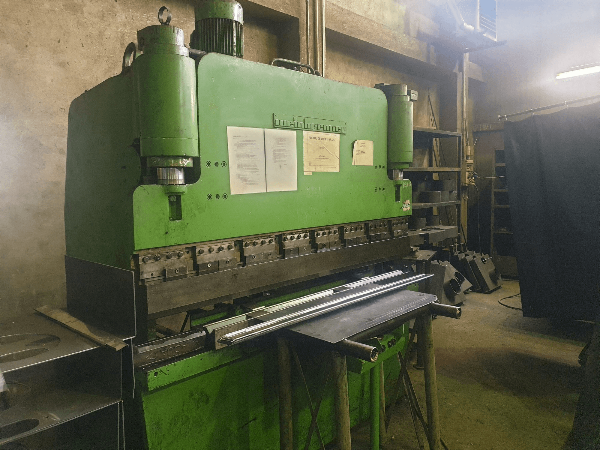 Vooraanzicht van Weinbrenner AP 50/2000 machine