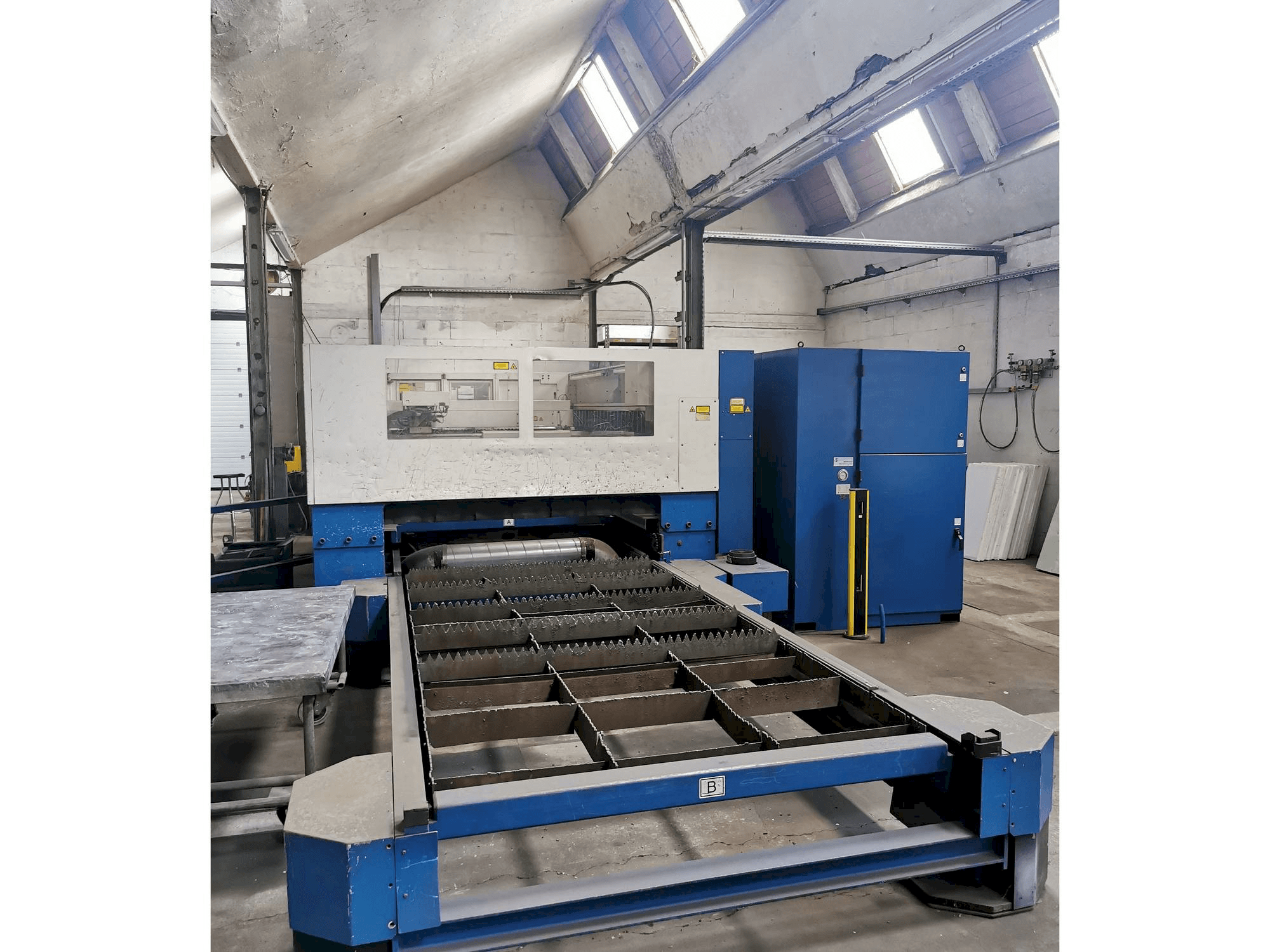 Vooraanzicht van Trumpf Trumatic L3030 machine