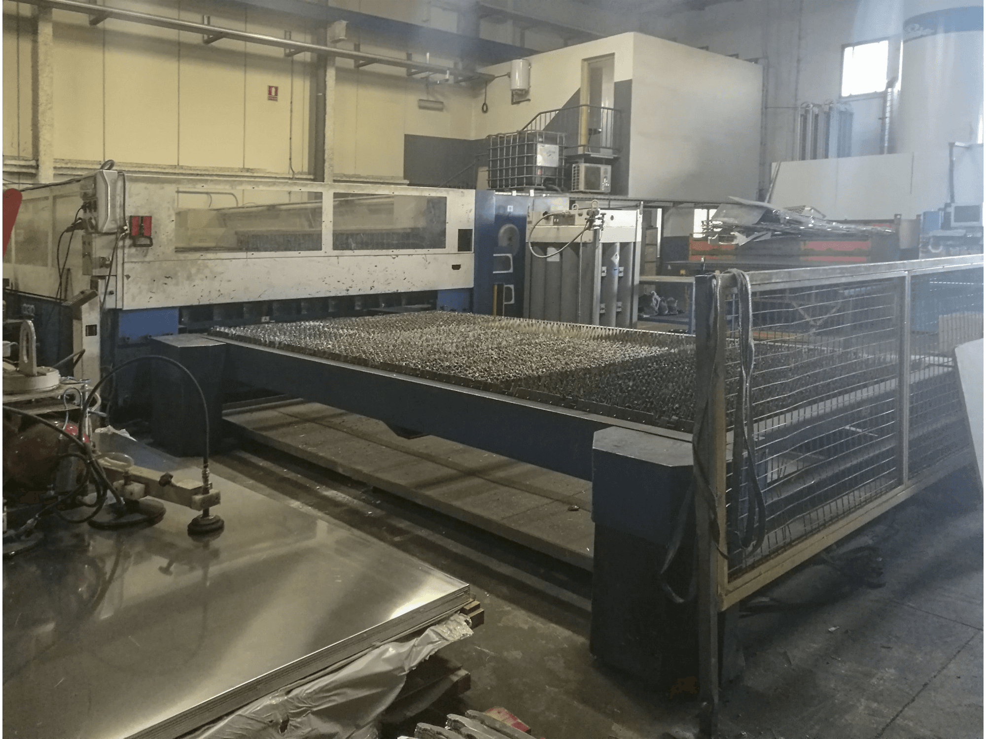 Links zicht van Trumpf Trumatic L4030 machine