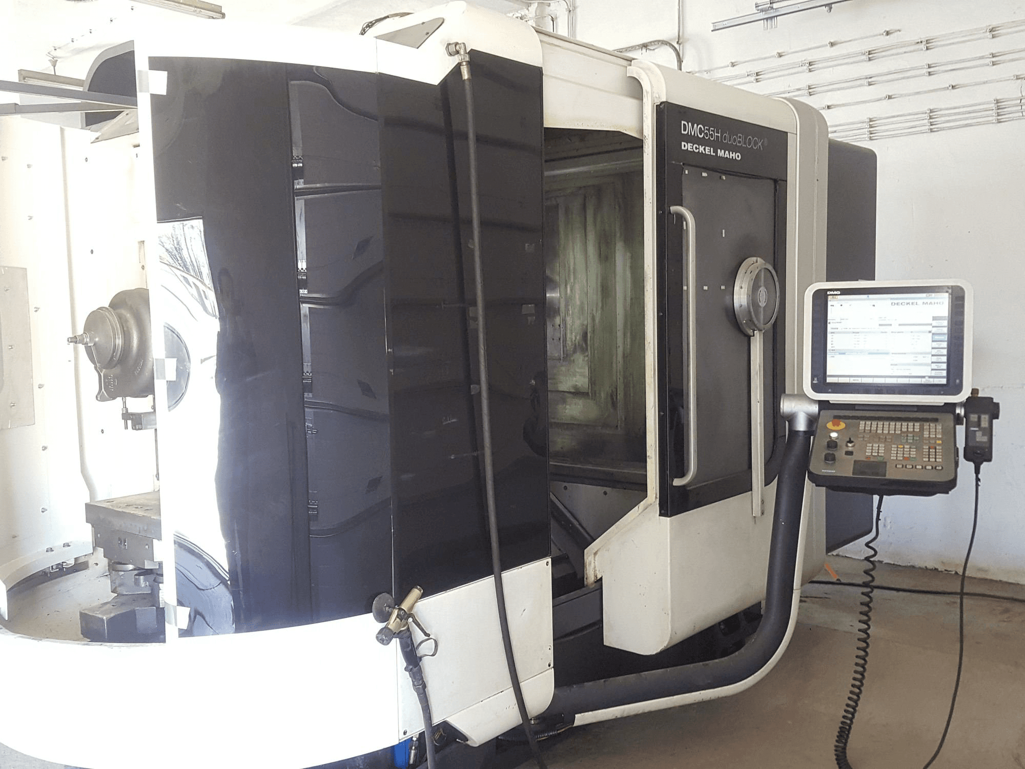 Vooraanzicht van DECKEL MAHO DMC55H duoBLOCK machine