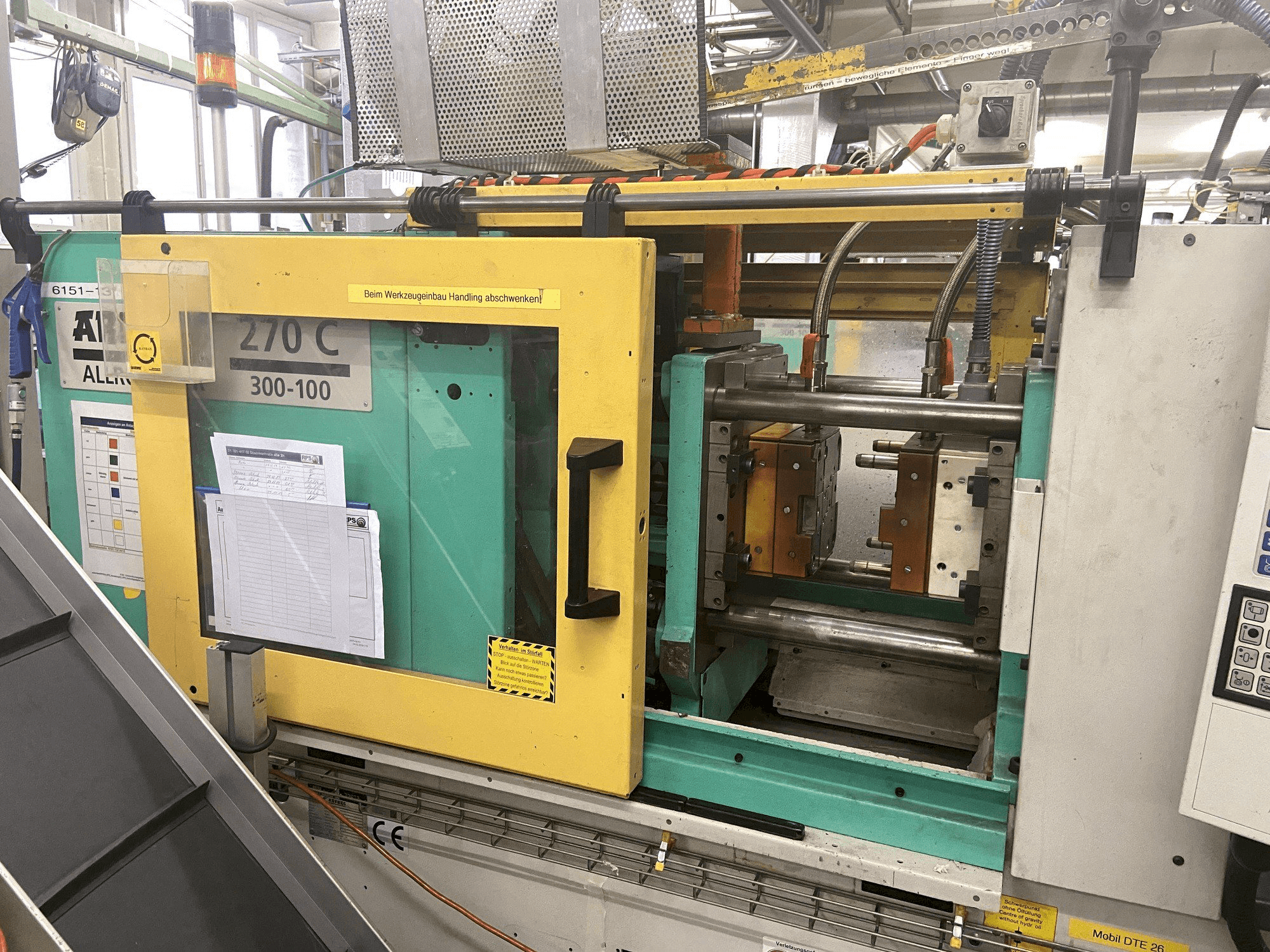 Vooraanzicht van Arburg 270 C 300-100 machine