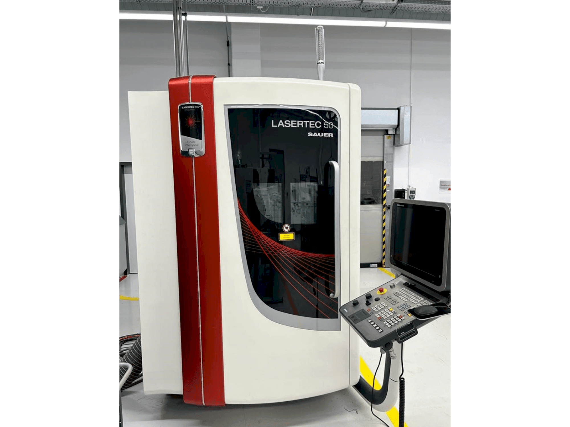 Vooraanzicht van DMG SAUER LASERTEC 50 machine