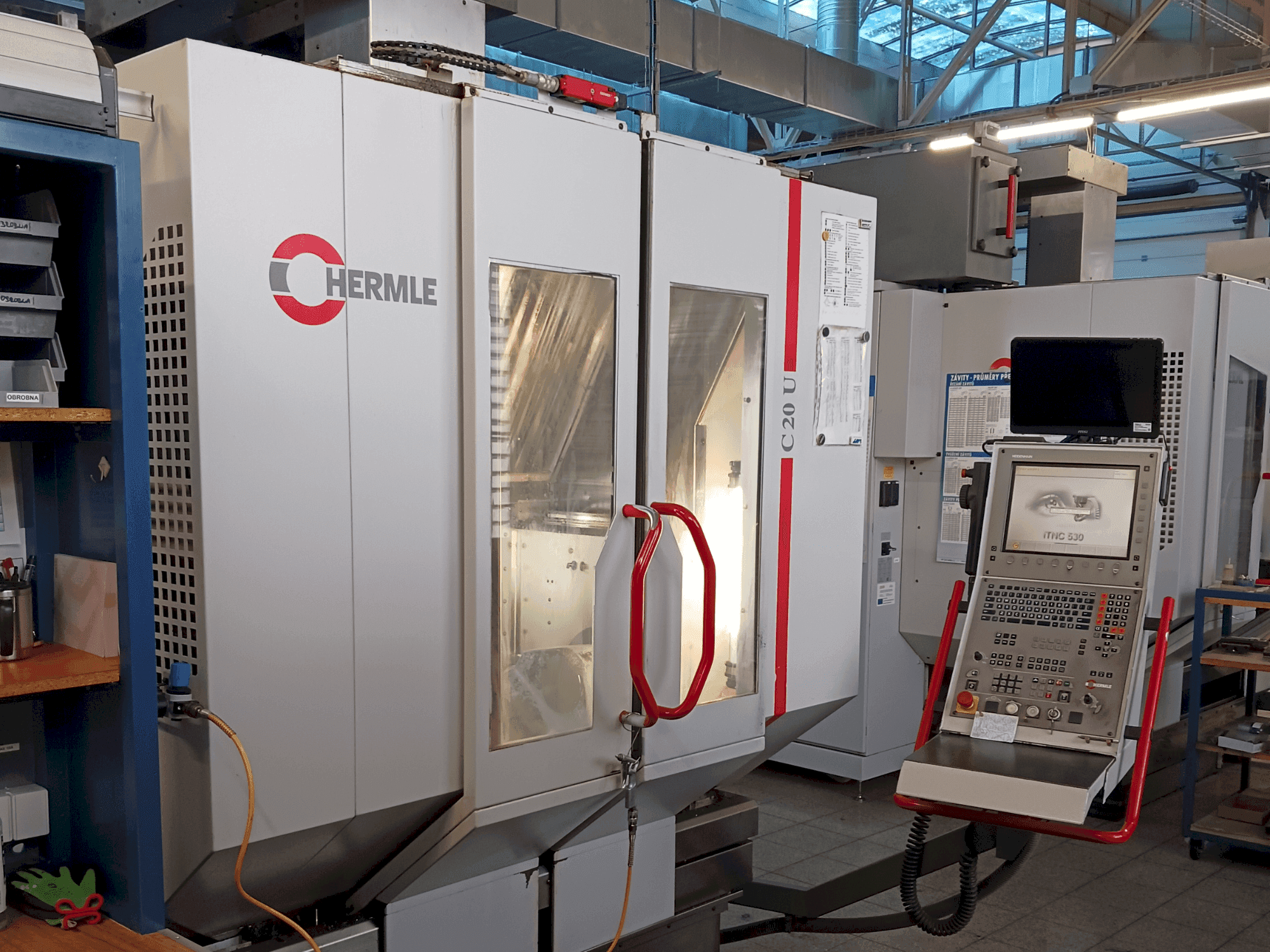 Vooraanzicht van HERMLE C20U machine
