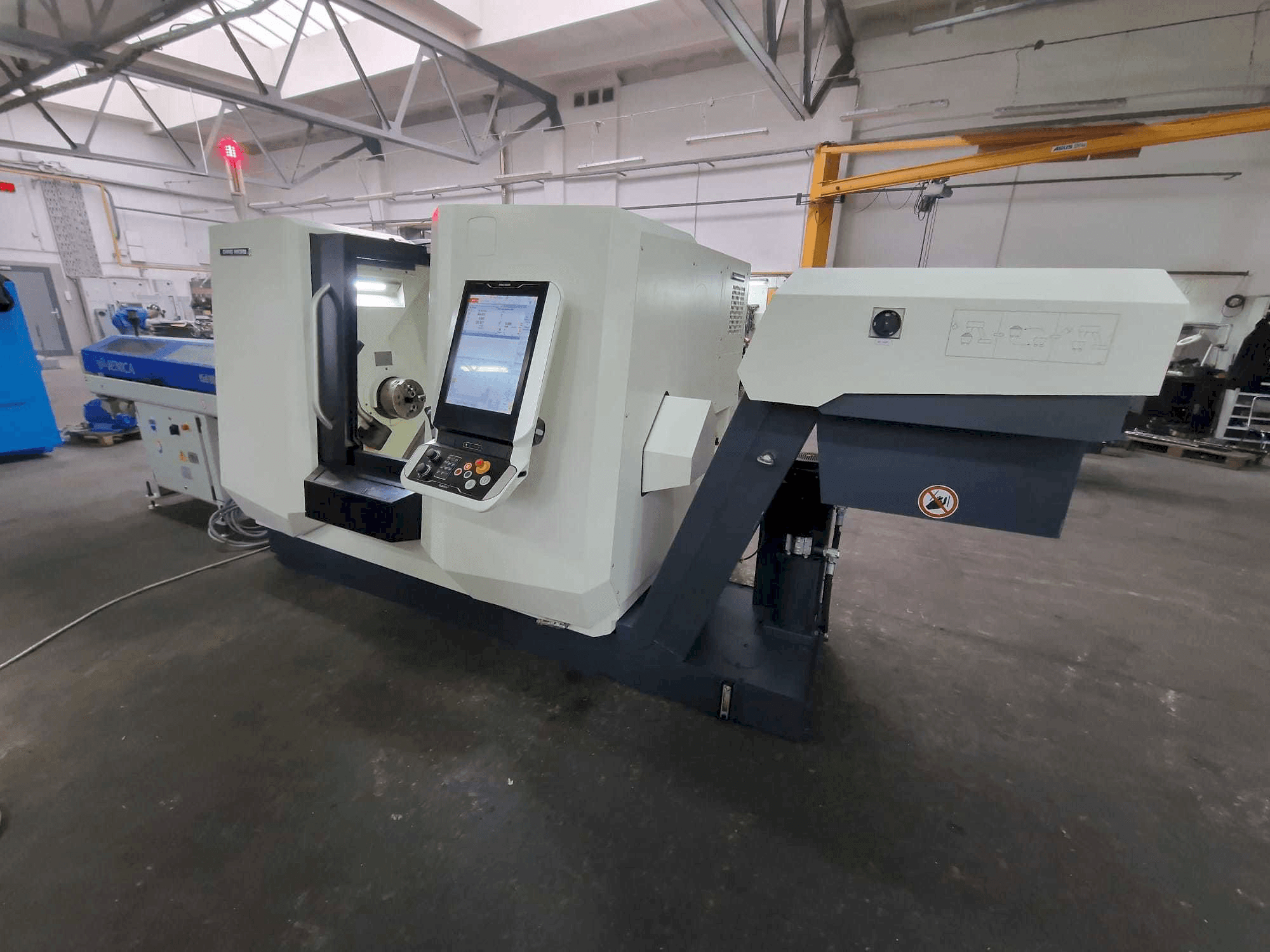 Vooraanzicht van DMG MORI CLX 350 V6 machine