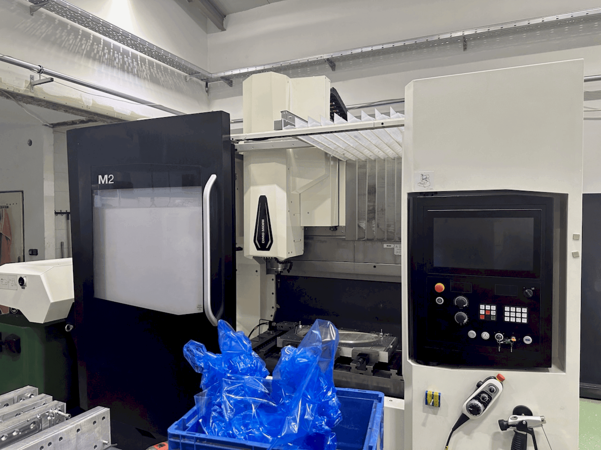 Vooraanzicht van DMG MORI M2 Pro machine