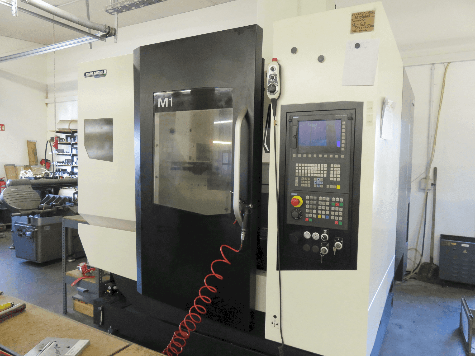 Vooraanzicht van DMG MORI M1 machine