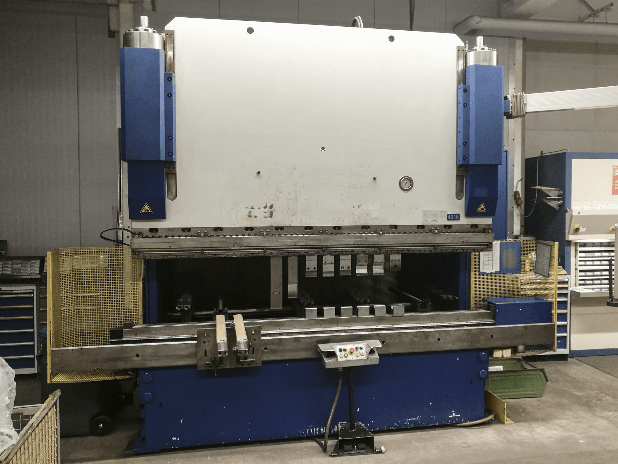 Vooraanzicht van HAEMMERLE AP 200-3100 machine