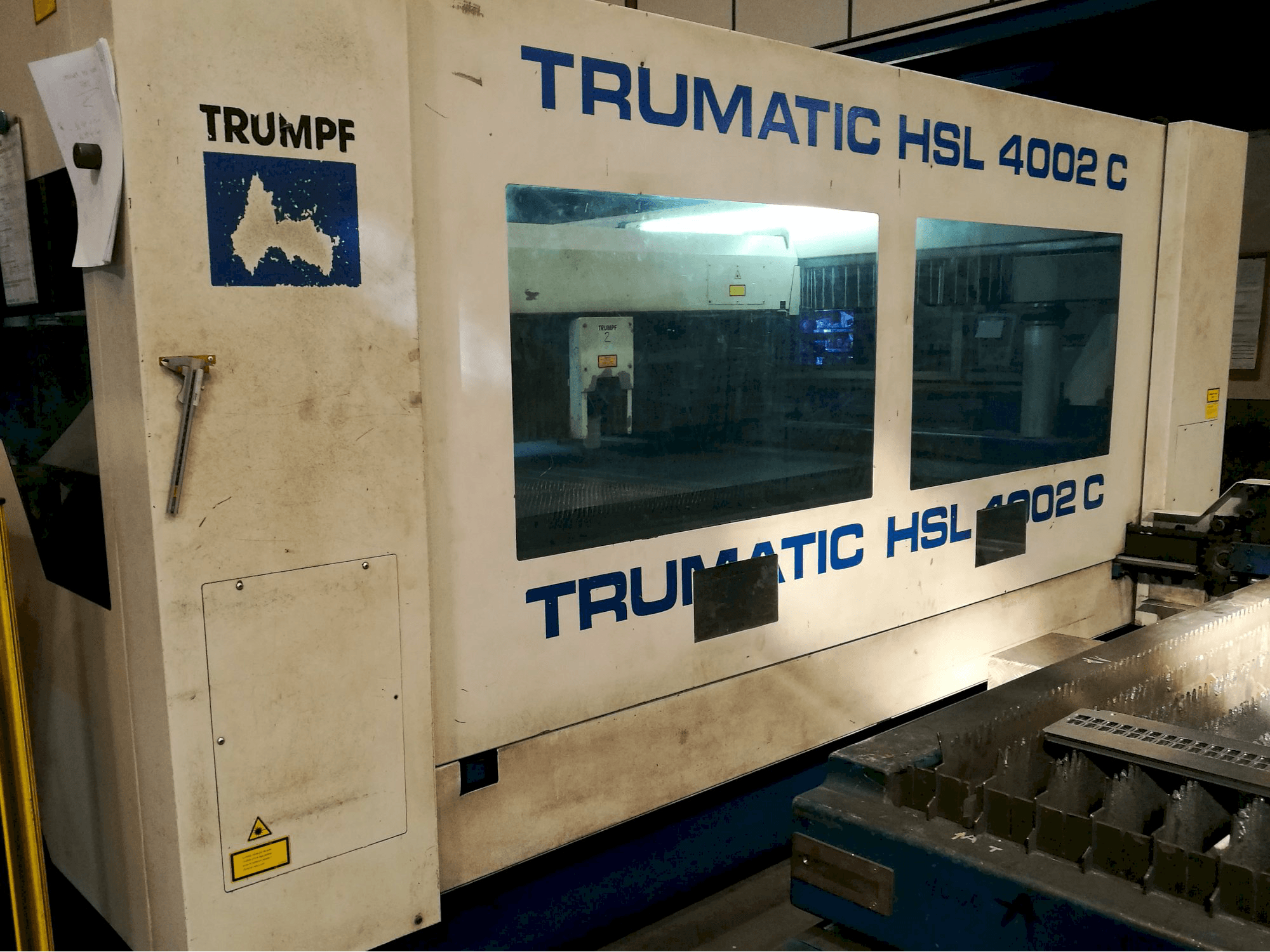 Links zicht van Trumpf Trumatic HSL 4002 C machine