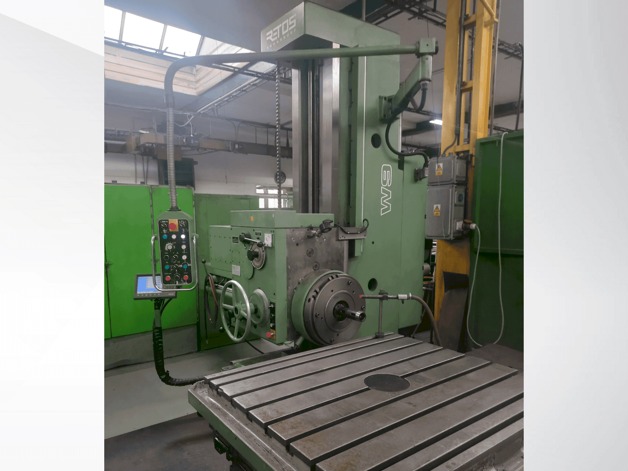 Vooraanzicht van TOS W9 machine